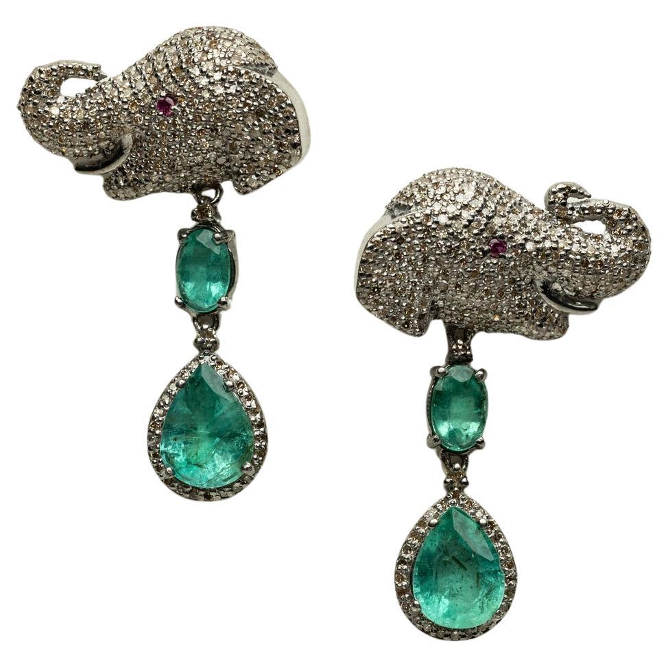 Paire de boucles d
oreilles pendantes en émeraude et diamant à motif d
éléphant