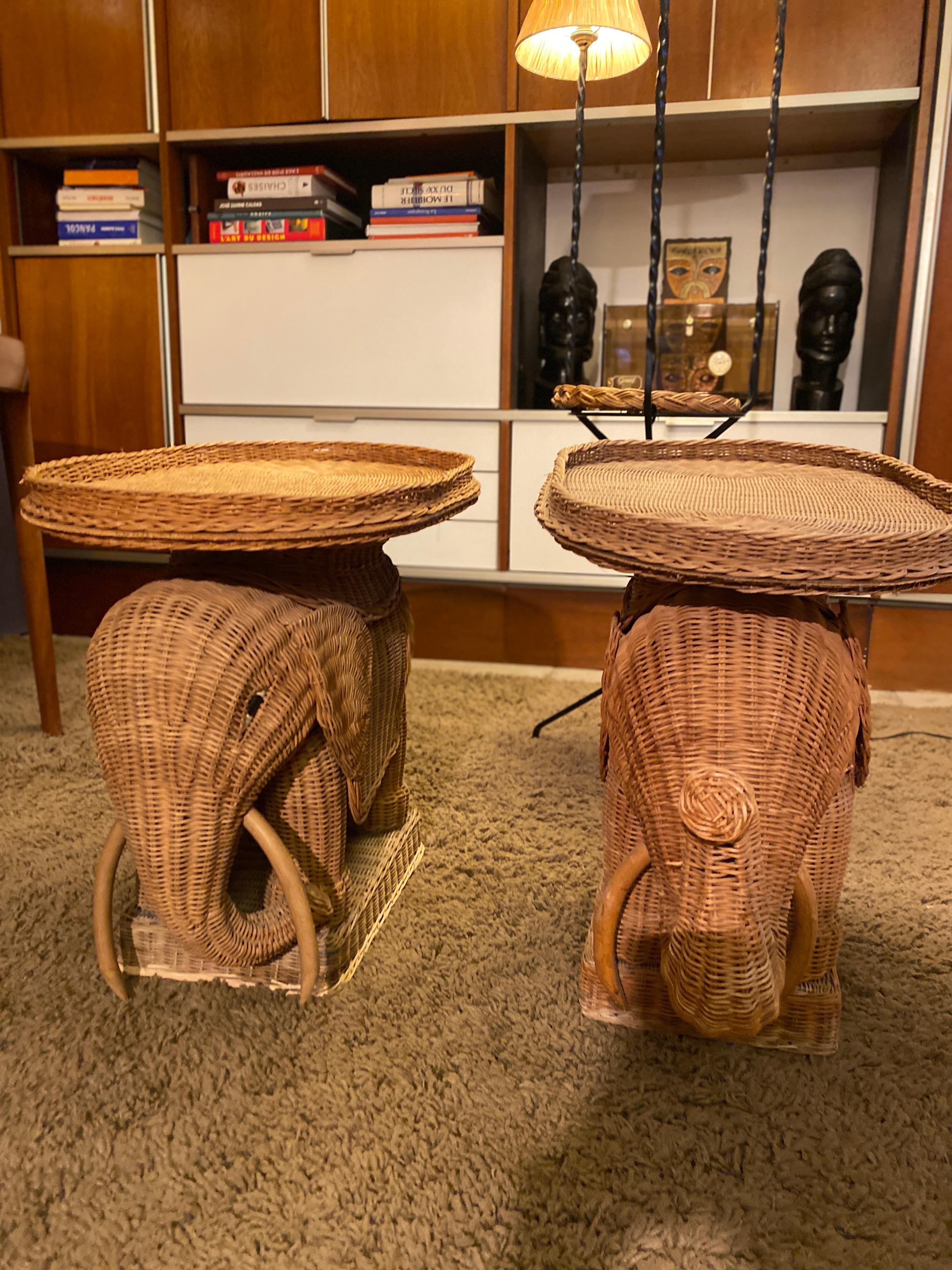 Pair of elephant-shaped sofa in woven wicker 1970, removable tray and wooden defense.
Vivaï del Sud style 