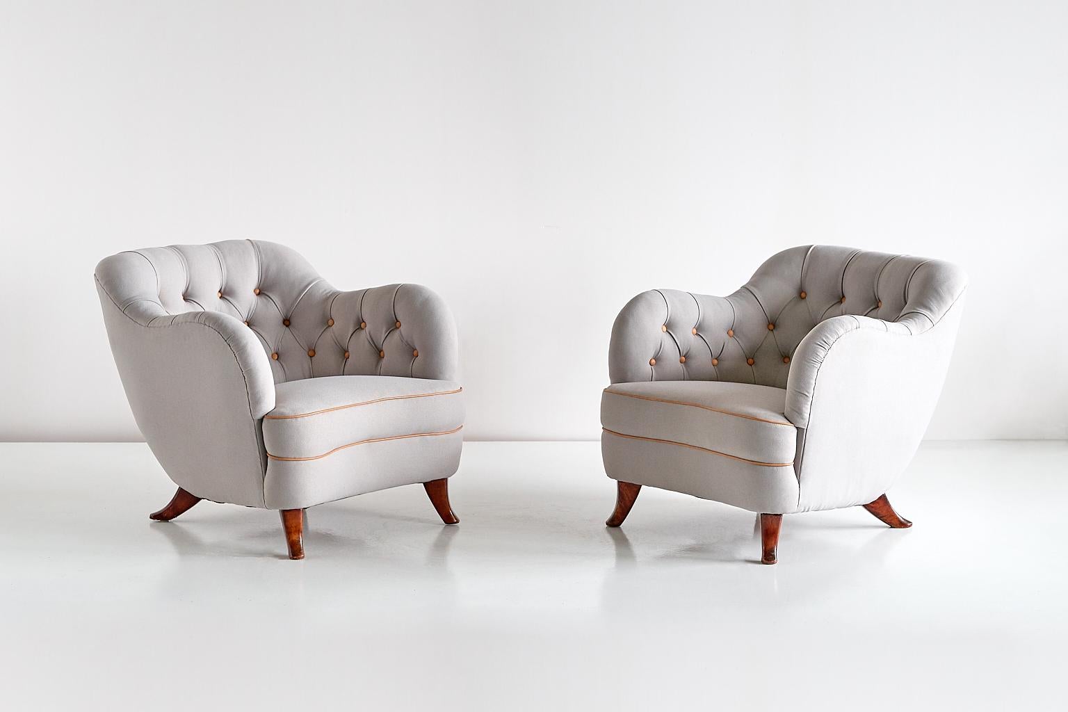 This rare pair of armchairs was designed by Elias Svedberg and produced by Nordiska Kompaniet (NK) in the 1940s. The rounded, curved lines and the tufted interior on the back and sides give the chair a refined appearance. The elegant shape of the