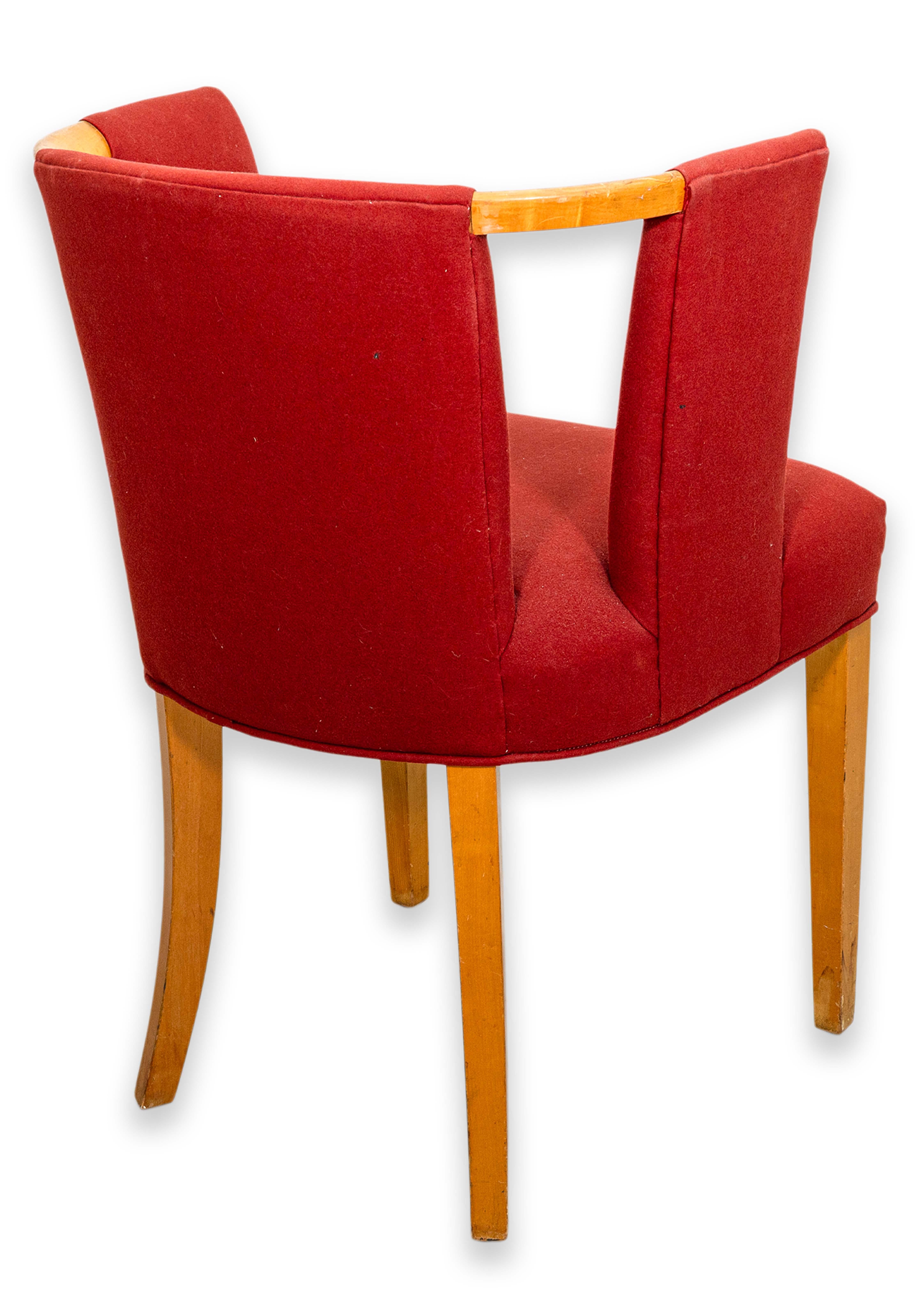 Coppia di poltrone in tessuto rosso di Eliel Saarinen per Imperial Rattan Company 1941 In condizioni buone in vendita a Keego Harbor, MI