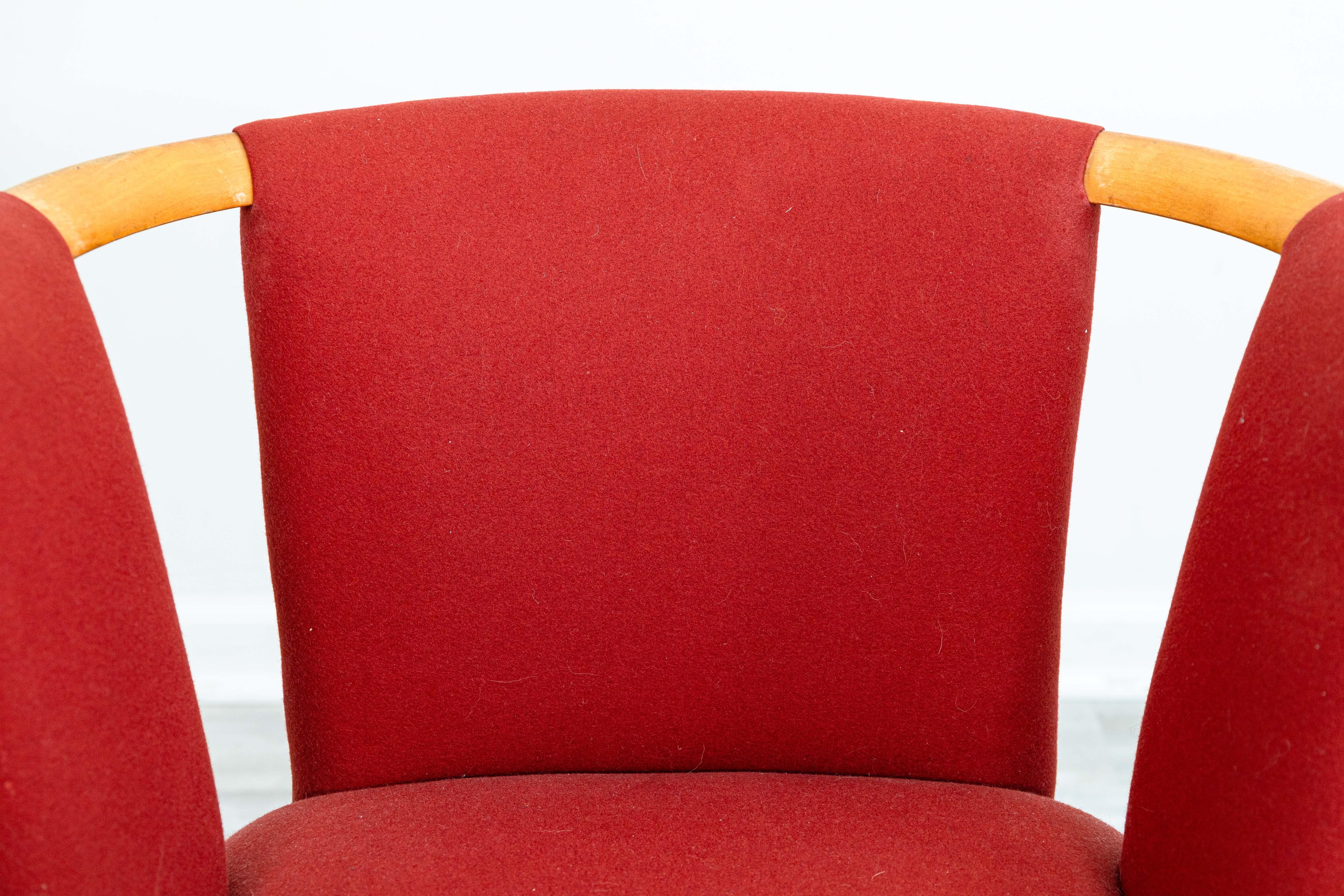 Metà XX secolo Coppia di poltrone in tessuto rosso di Eliel Saarinen per Imperial Rattan Company 1941 in vendita