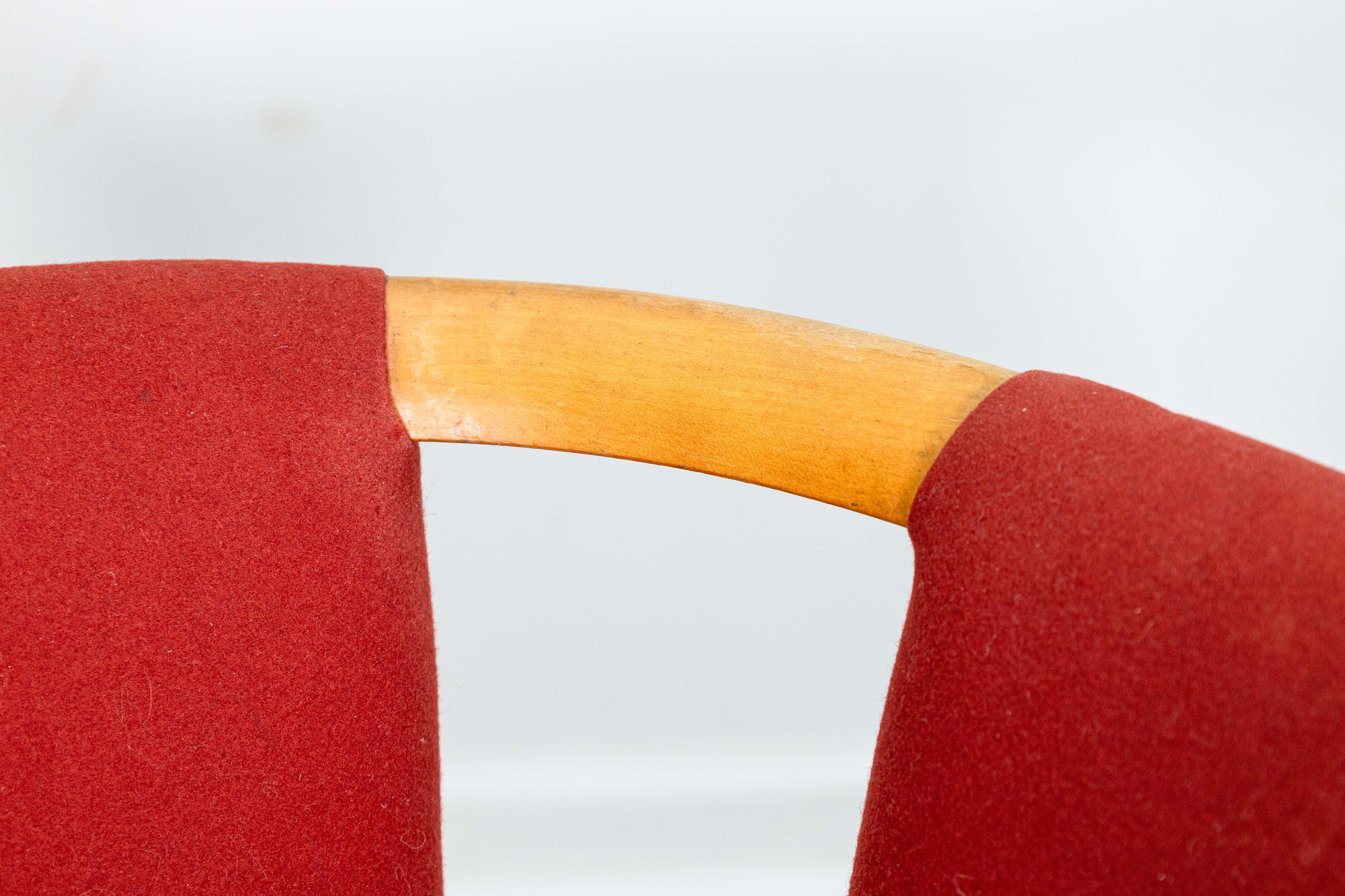 Coppia di poltrone in tessuto rosso di Eliel Saarinen per Imperial Rattan Company 1941 in vendita 2