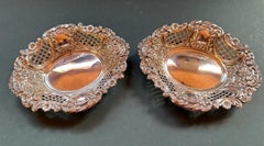 Ein Paar Schalen aus Sterlingsilber aus der Mitte des 20. Jahrhunderts mit dem Bildnis von Elisabeth II., London, mit Punzierung von 1964