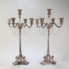 Pareja de candelabros de cinco luces chapados en plata del renacimiento neoclásico Elkington & Co.