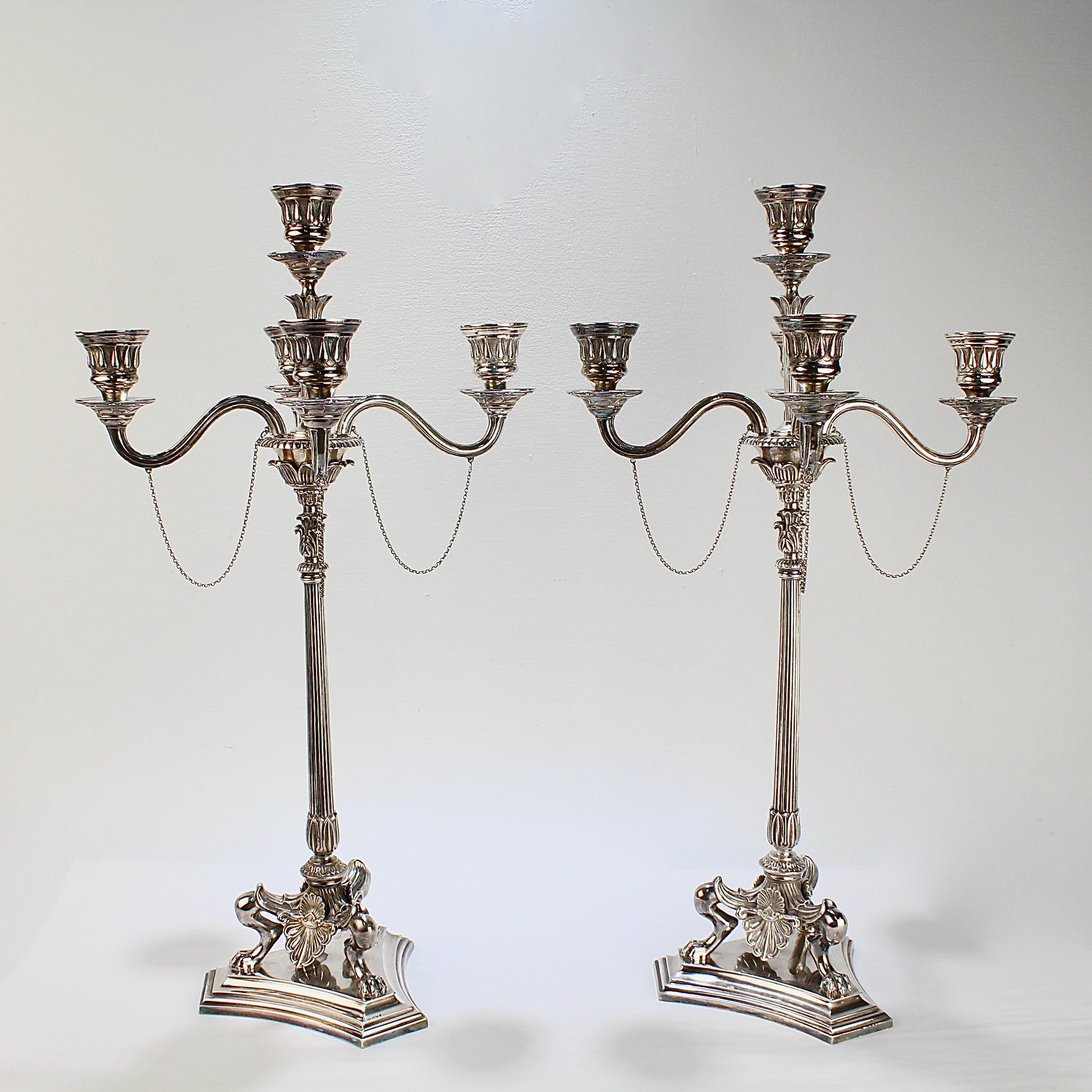 Paar versilberte fünfflammige Elkington & Co-Kandelaber im neoklassischen Revival-Stil (Neoklassisch) im Angebot