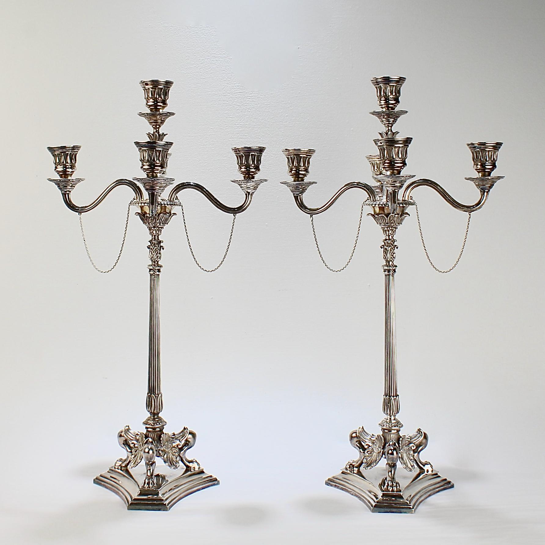 Paire de candélabres à cinq lumières Elkington & Co de style néoclassique plaqué argent Bon état - En vente à Philadelphia, PA