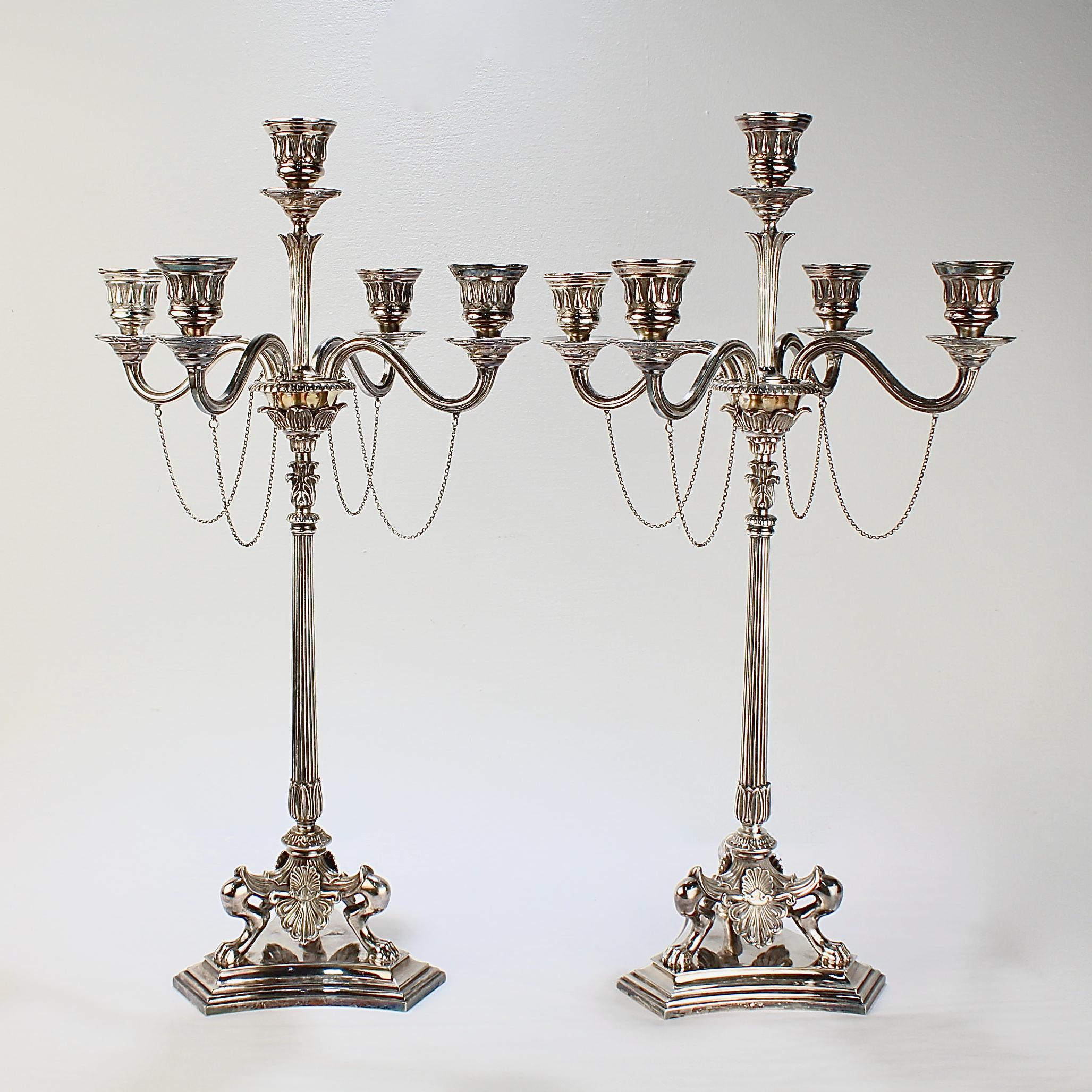 Paire de candélabres à cinq lumières Elkington & Co de style néoclassique plaqué argent Unisexe en vente