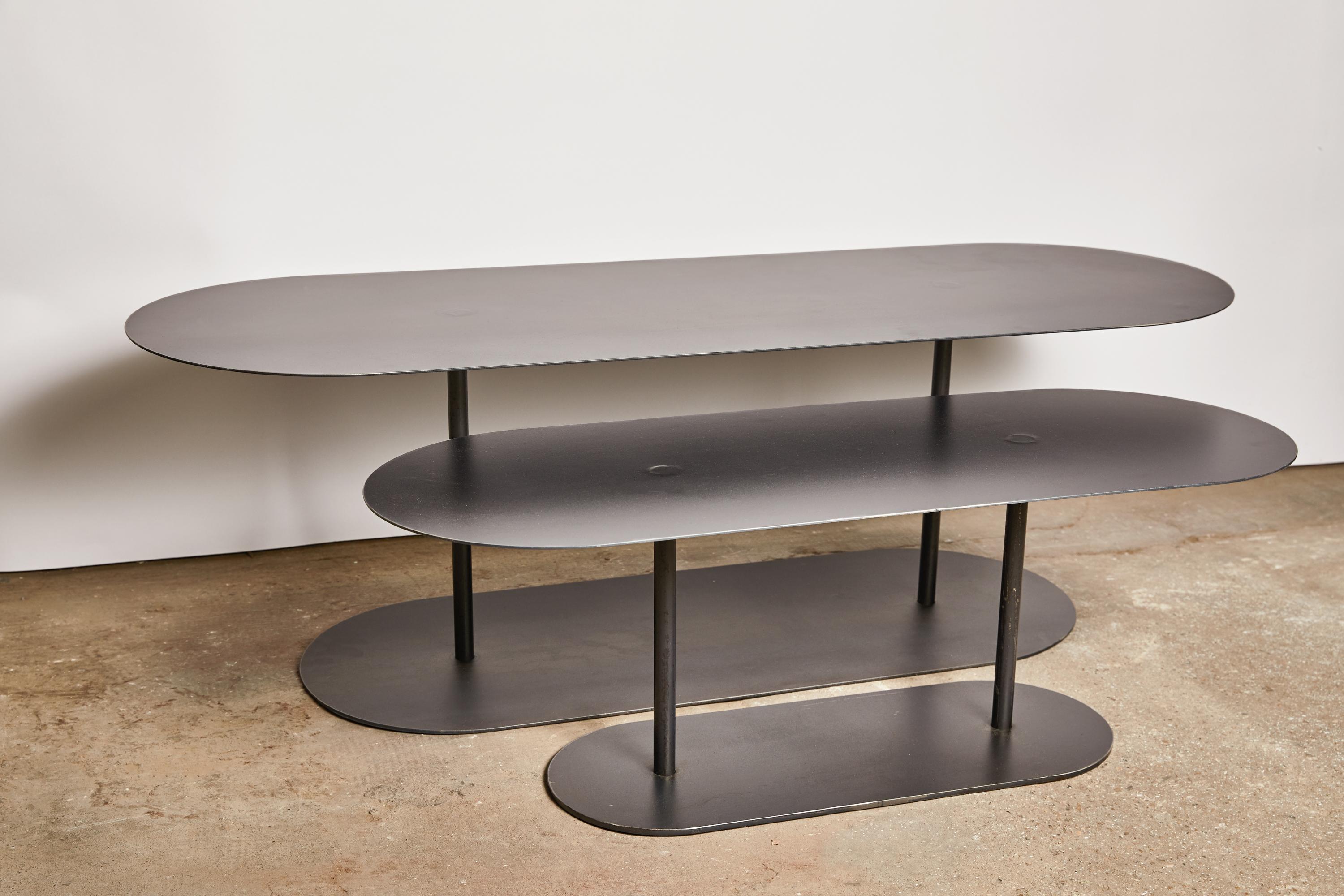 Paar Ellipsen-Tische, signiert von Pia Chevalier (Moderne) im Angebot