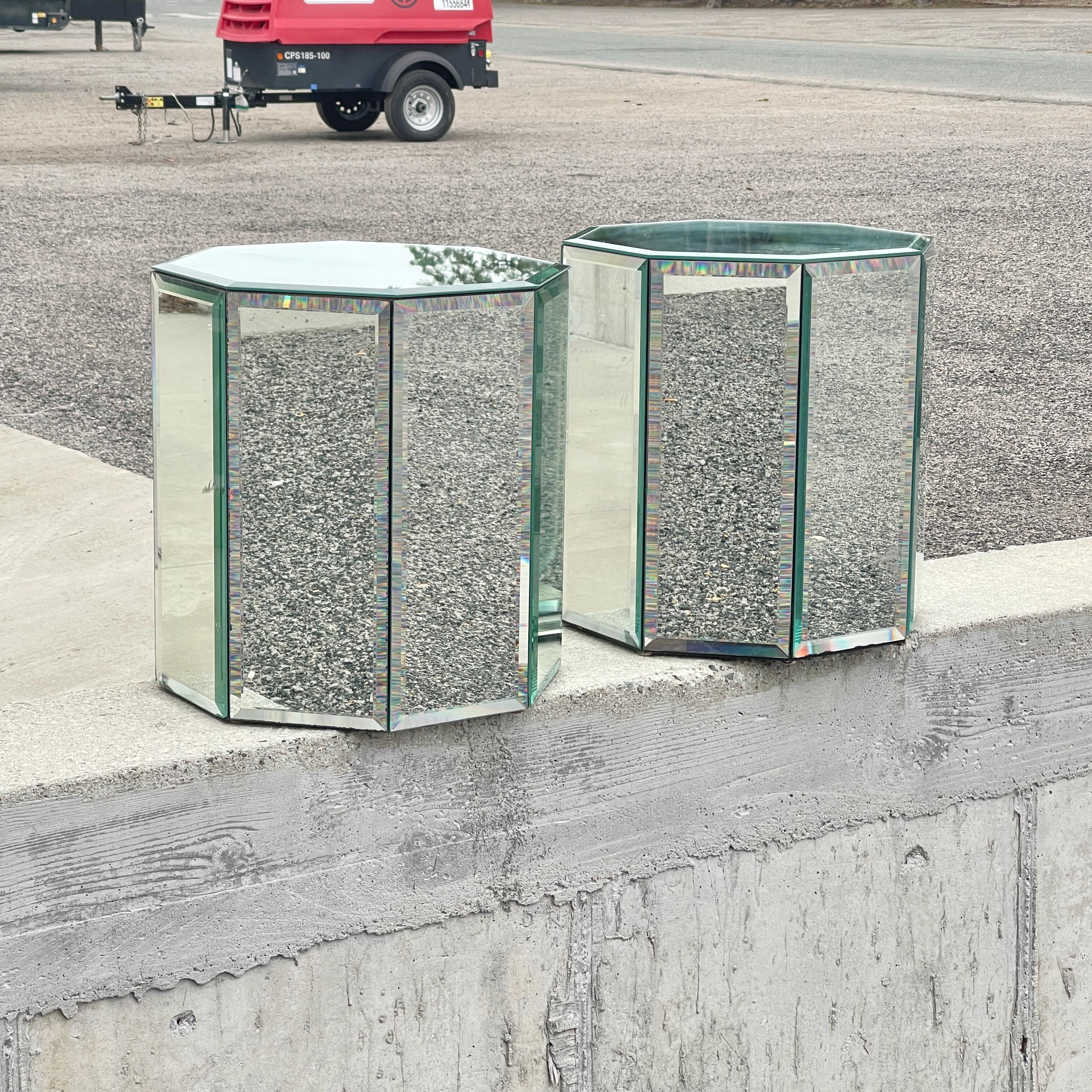 
Pareja de expositores de columna con pedestal y forma octogonal, con paneles de cristal biselado espejado, diseñados por O.B. Solie para Ello Furniture Manufacturing Co. de Rockford, IL. Cada una mide 15 pulgadas de diámetro por 16,5 pulgadas de