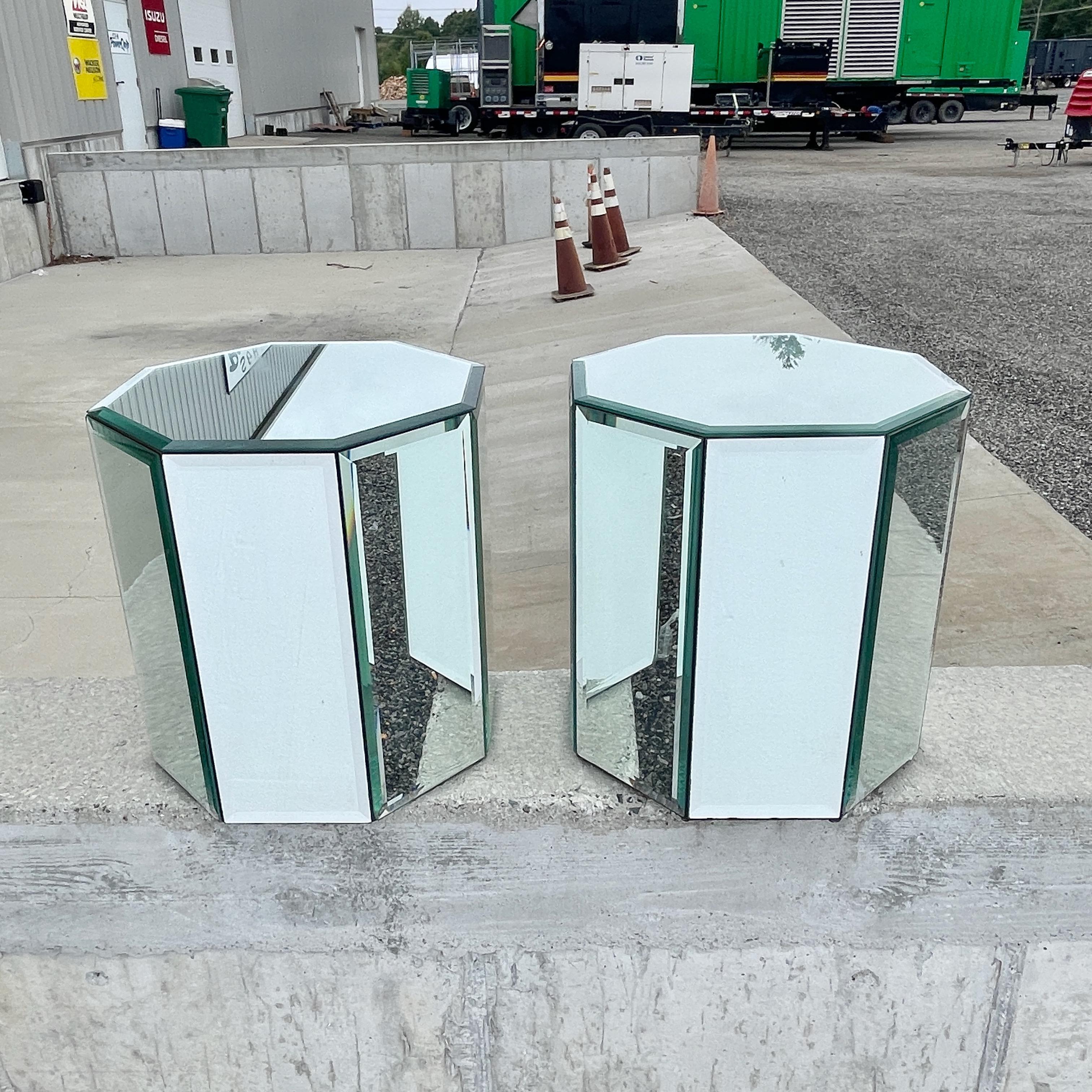 Pareja de Pedestales Octogonales Espejados Ello Era espacial en venta