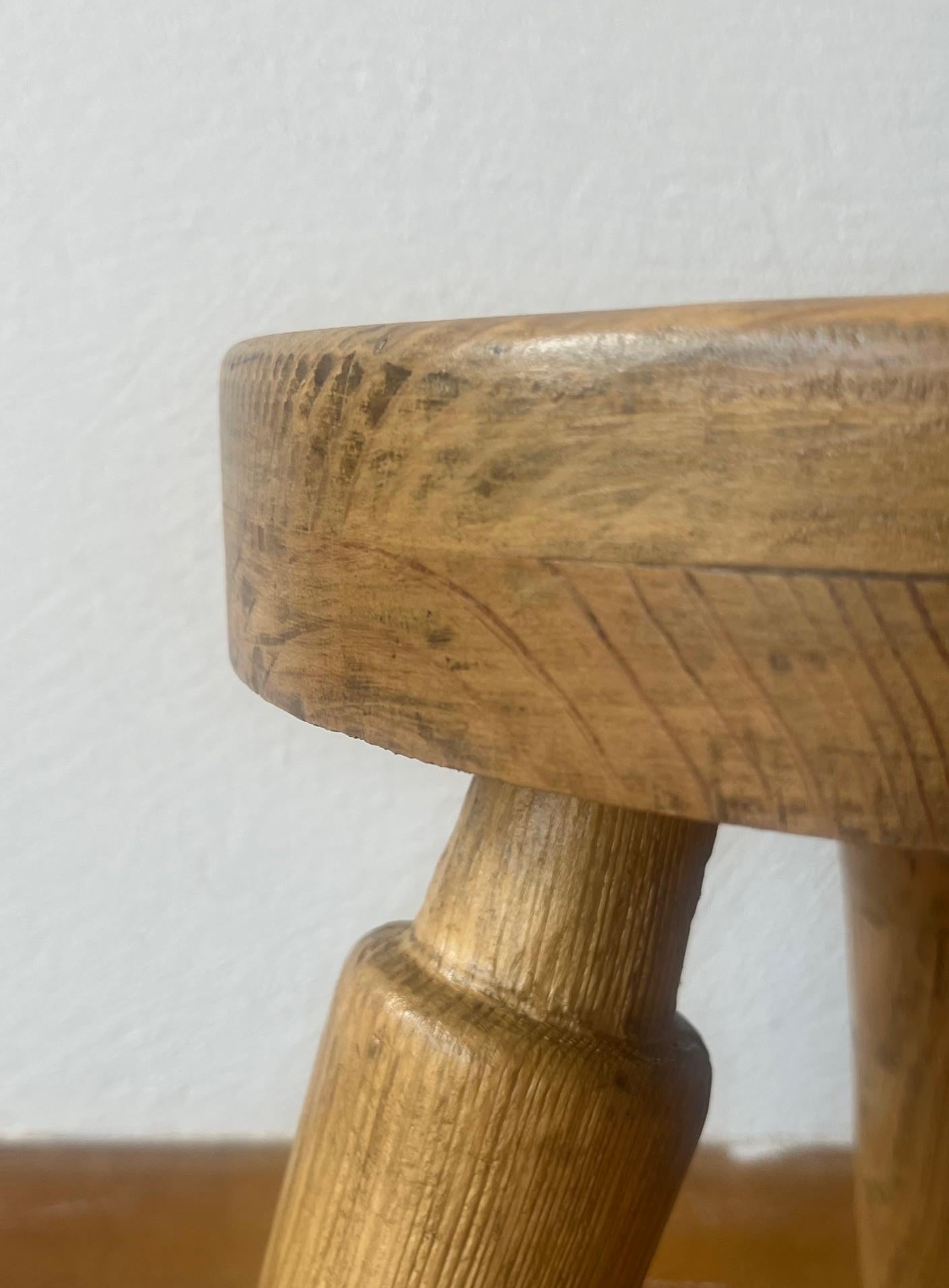 Mid-20th Century Pair of elm and pine tripod stools, France 1960's For Sale