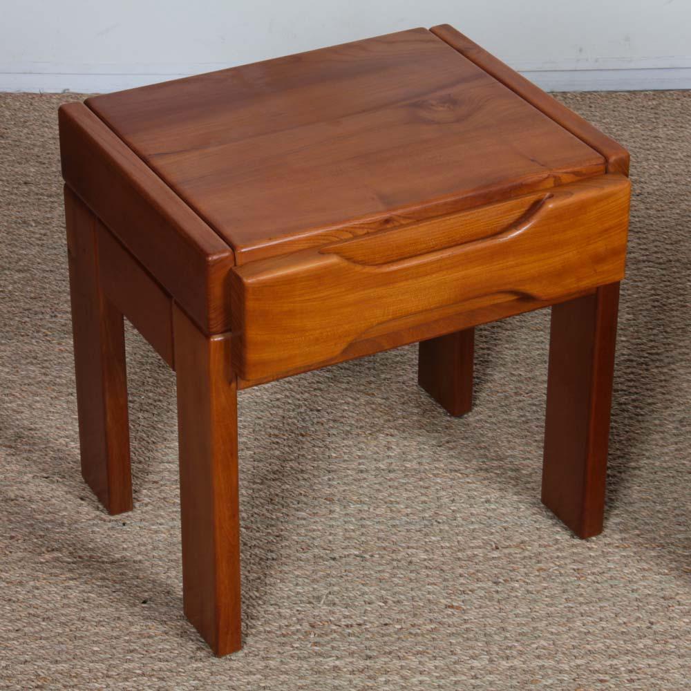 Pair of elm bedside tables for Maison Regain, 1970s In condizioni buone a MONTESSON, FR
