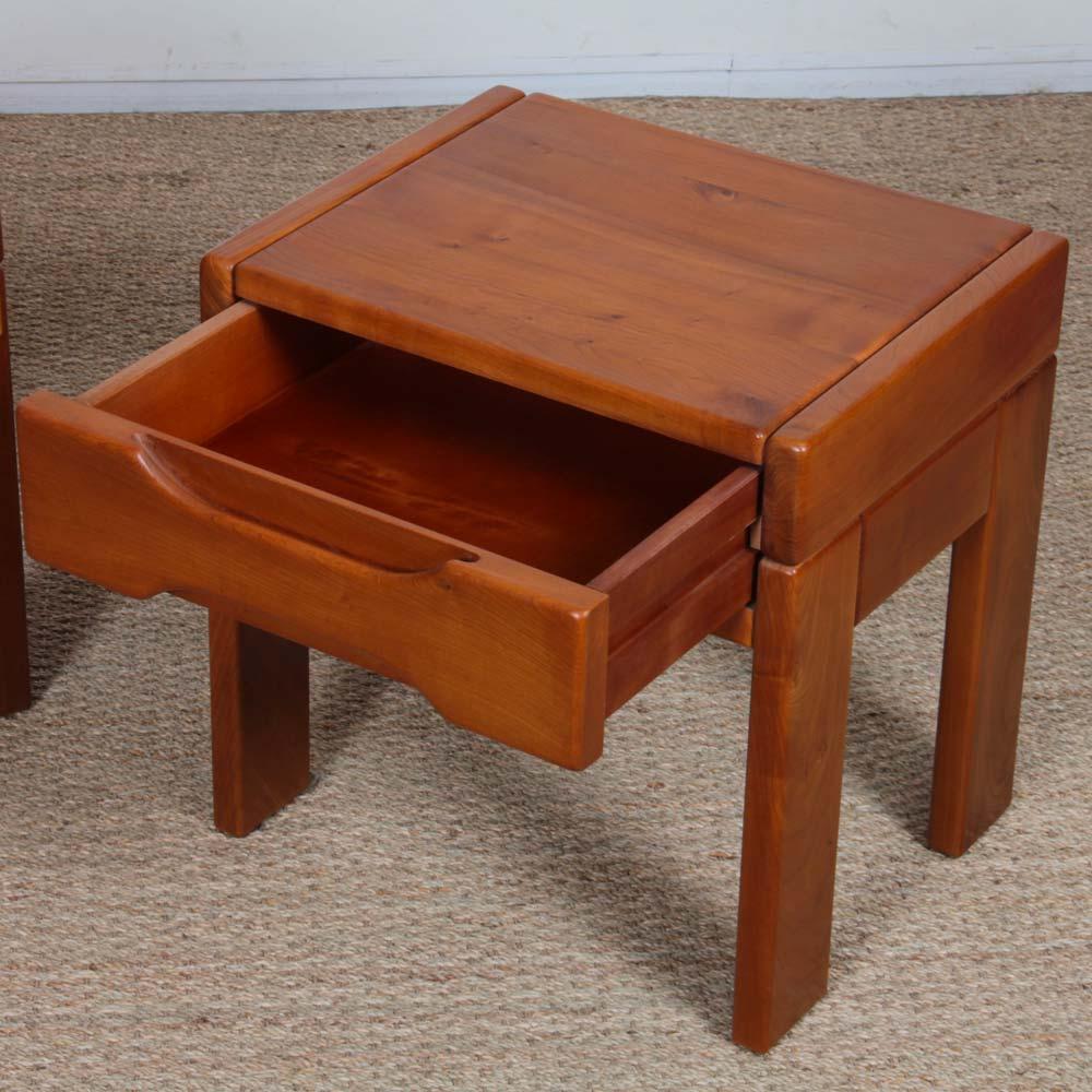 Fine XX secolo Pair of elm bedside tables for Maison Regain, 1970s