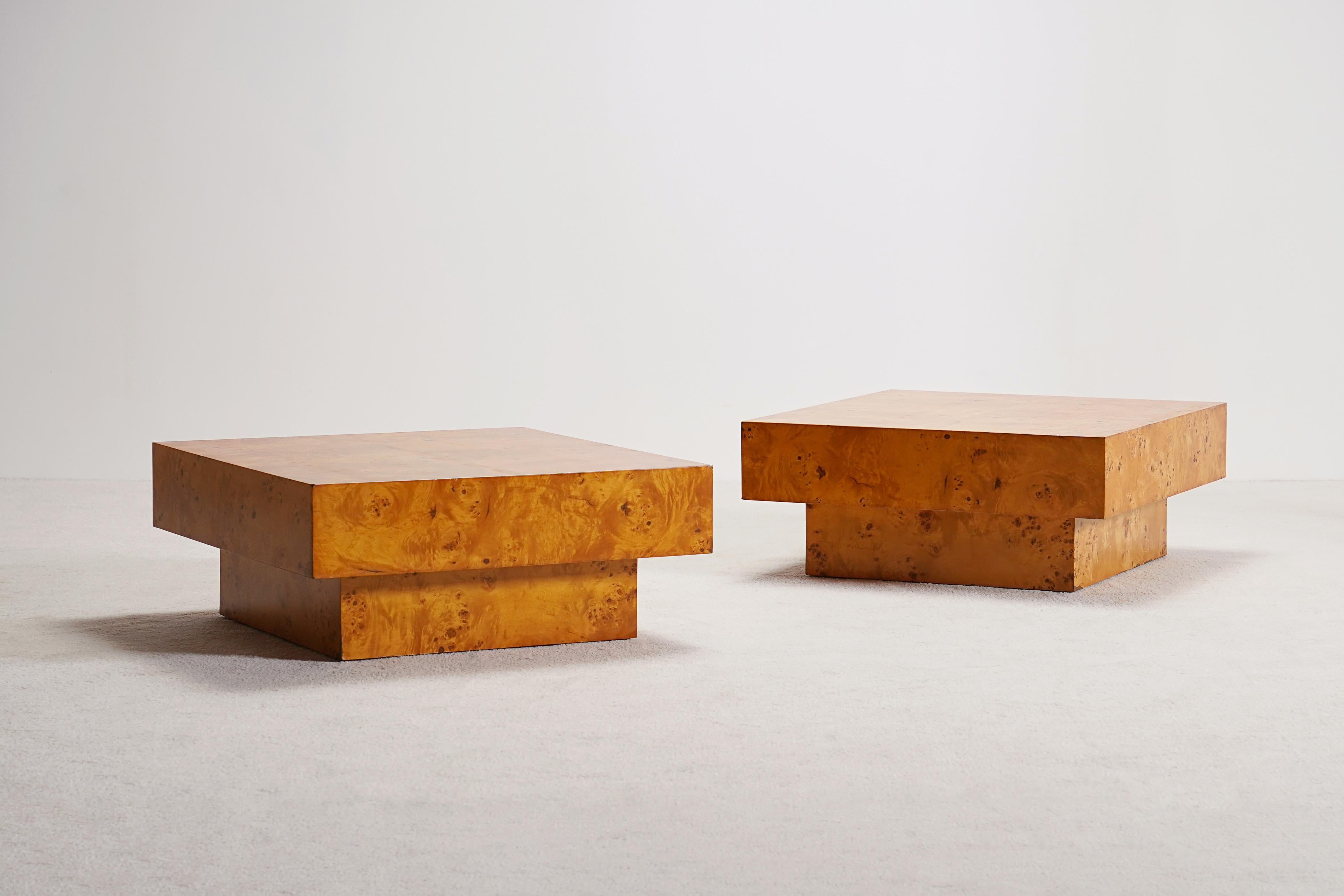 Paire de tables basses en loupe d'orme attribuées à Jean-Claude Mahey et fabriquées par Roche Bobois France.
Dans le style de Willy Rizzo.
Peut également être utilisé comme table d'appoint pour le canapé.

Très bon état.
Les photos donnent une
