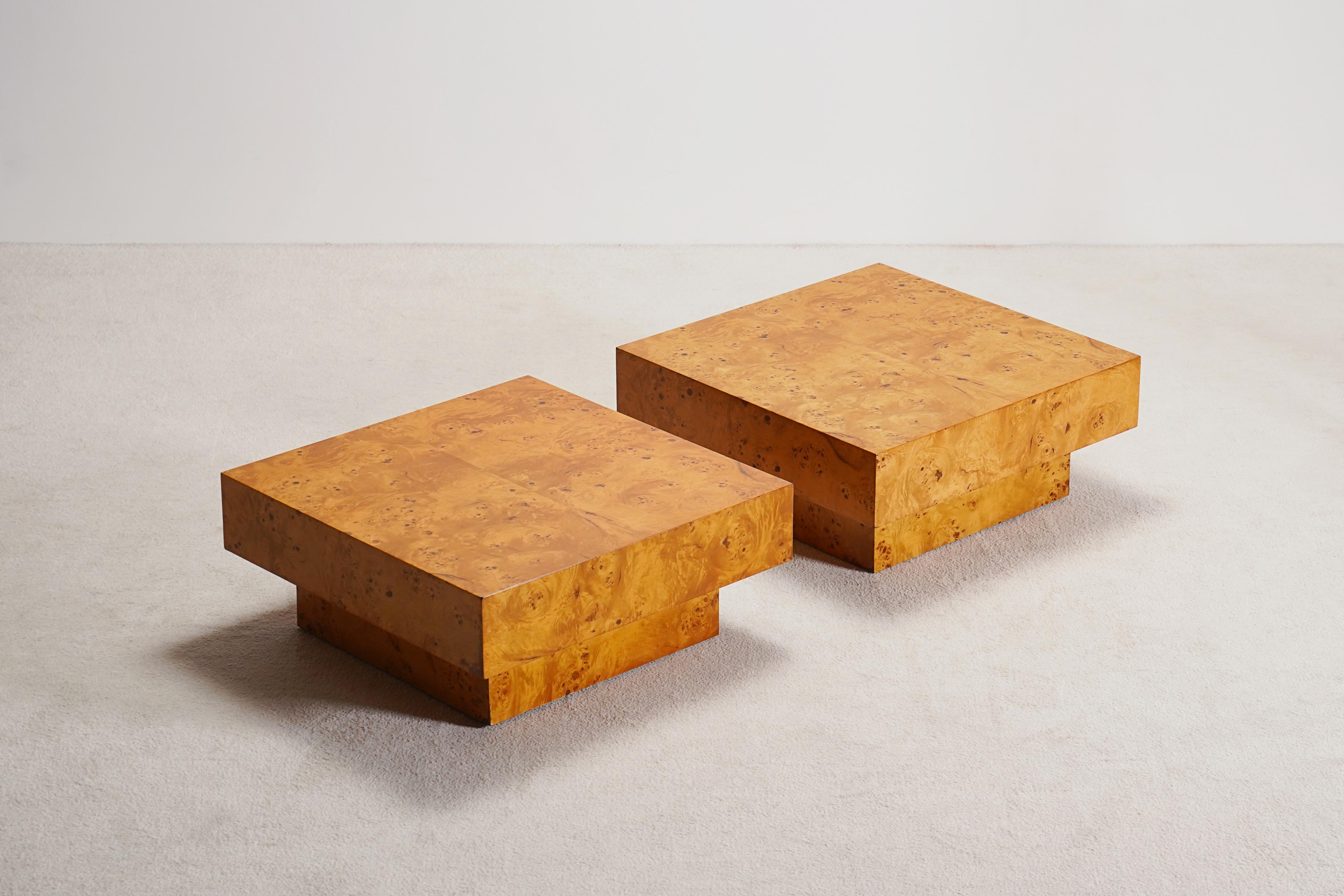 Français Paire de tables basses ou tables d'appoint en loupe d'orme en vente