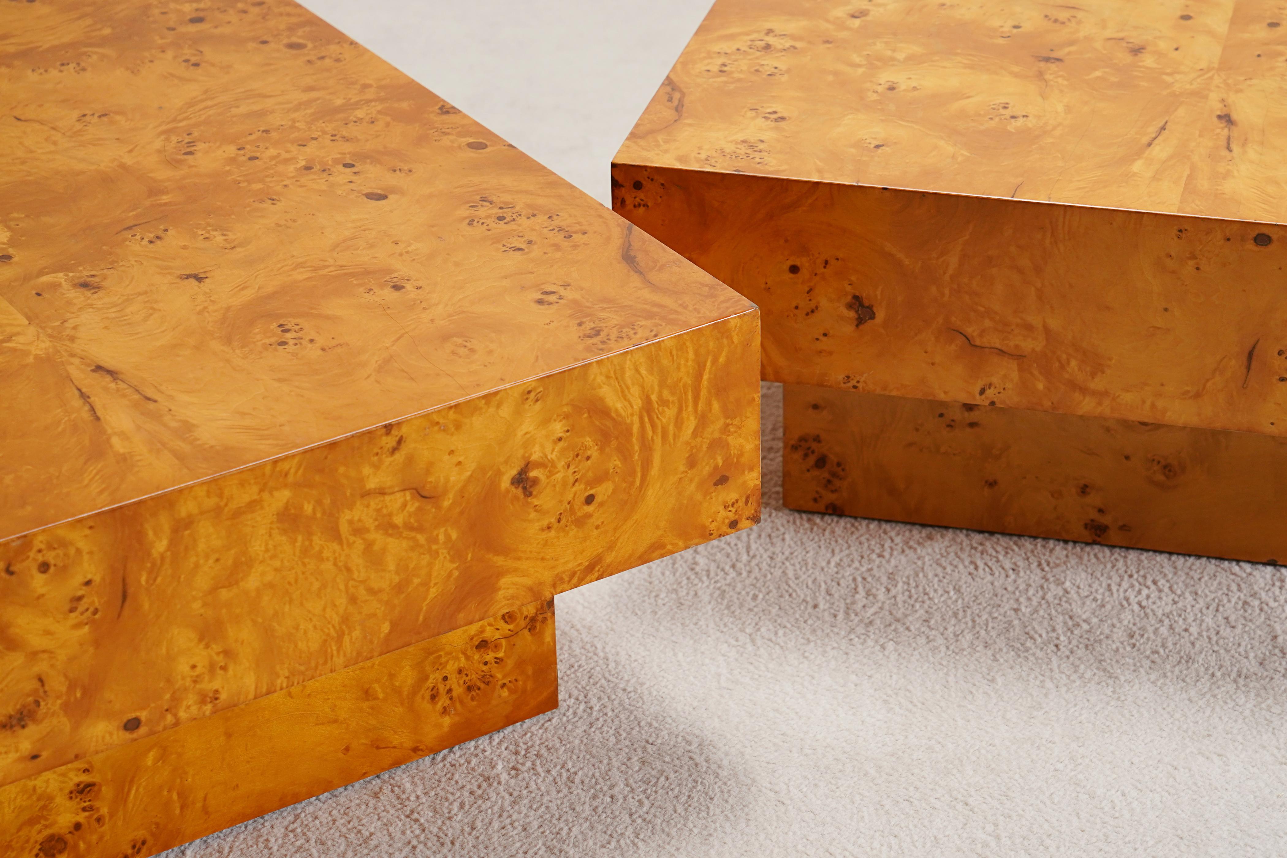 Placage Paire de tables basses ou tables d'appoint en loupe d'orme en vente