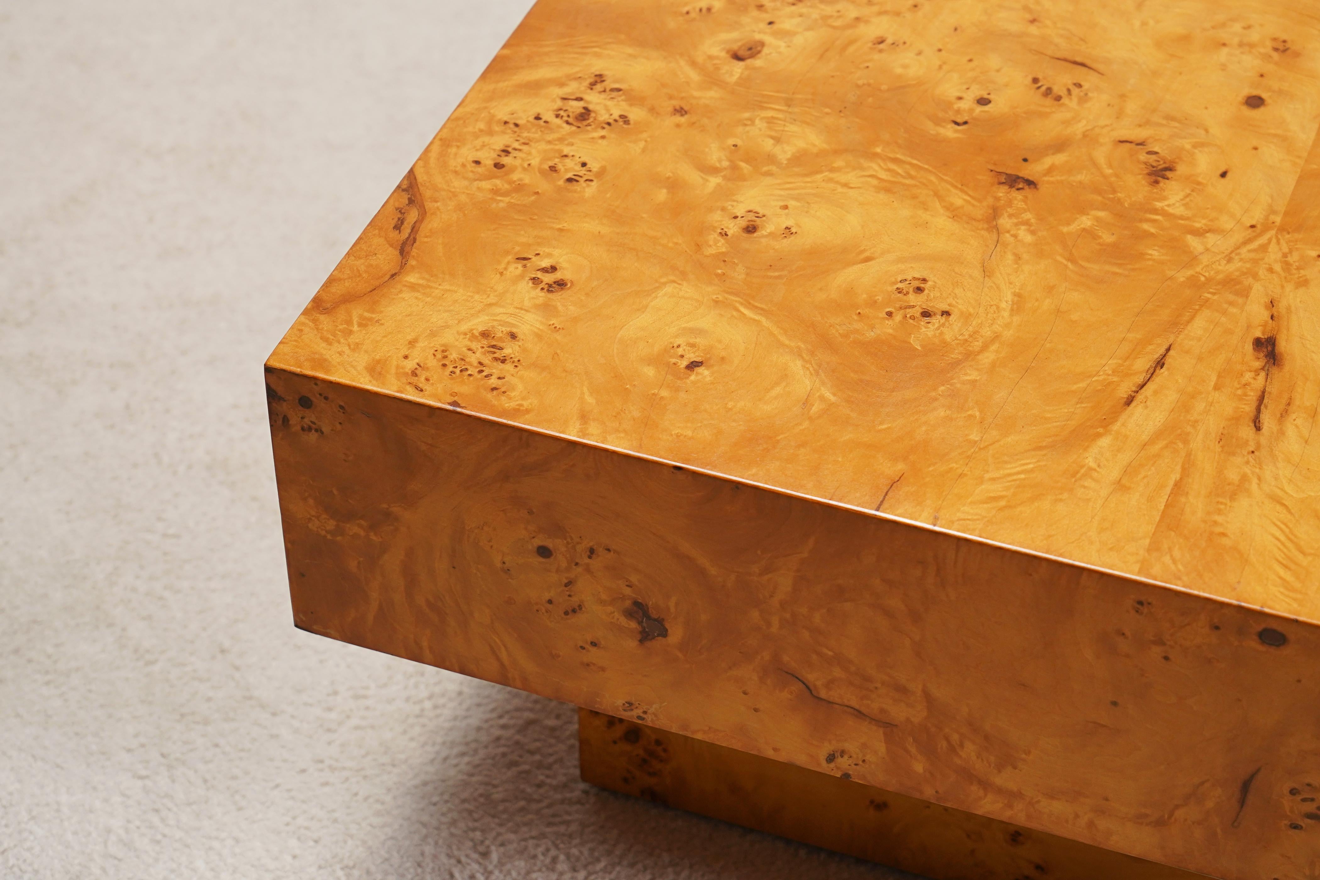 Bois Paire de tables basses ou tables d'appoint en loupe d'orme en vente