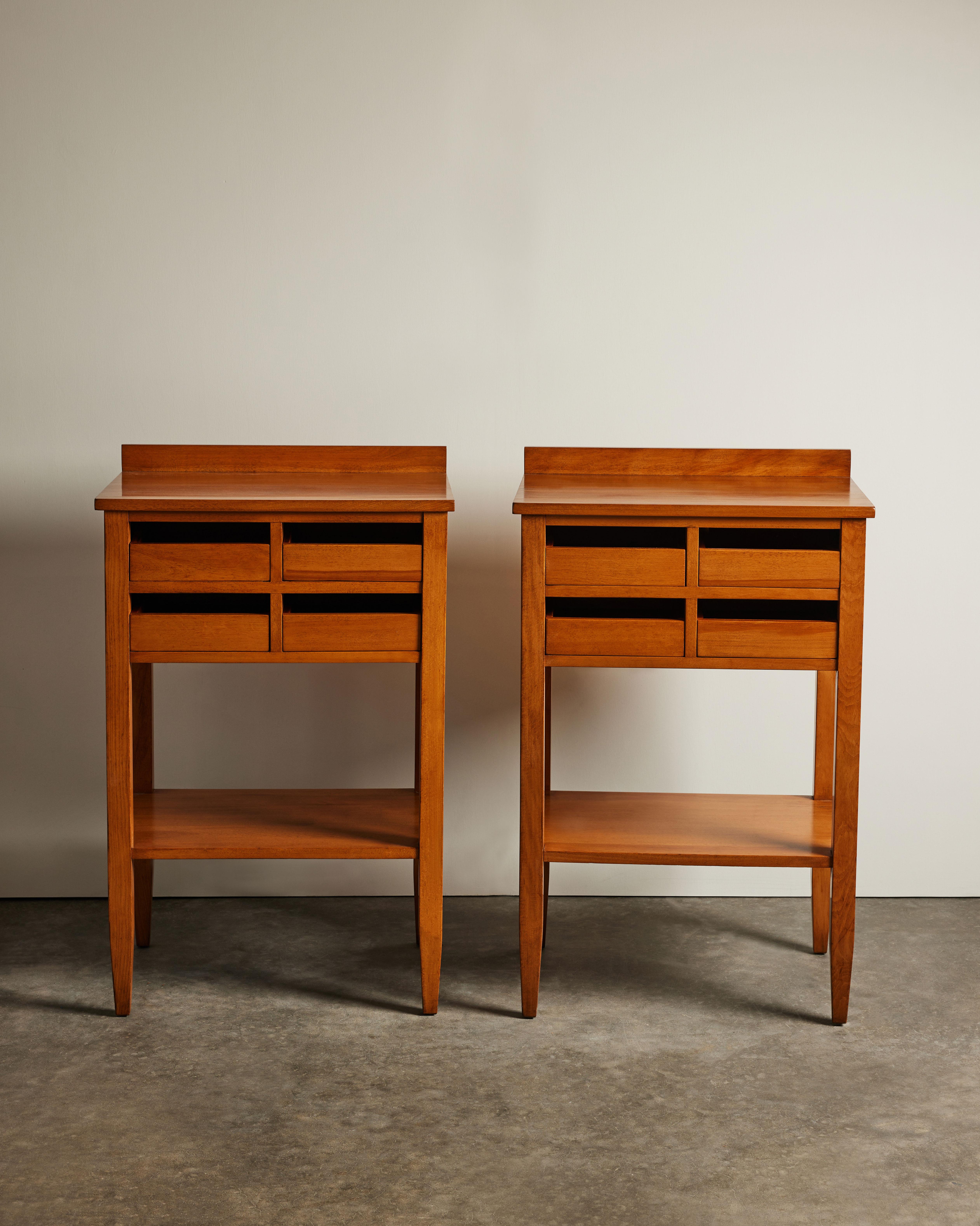 Pair of Elm End/Side/Bedside Tables by Thonet, Austria, c. 1940 In condizioni ottime in vendita a New York City, NY