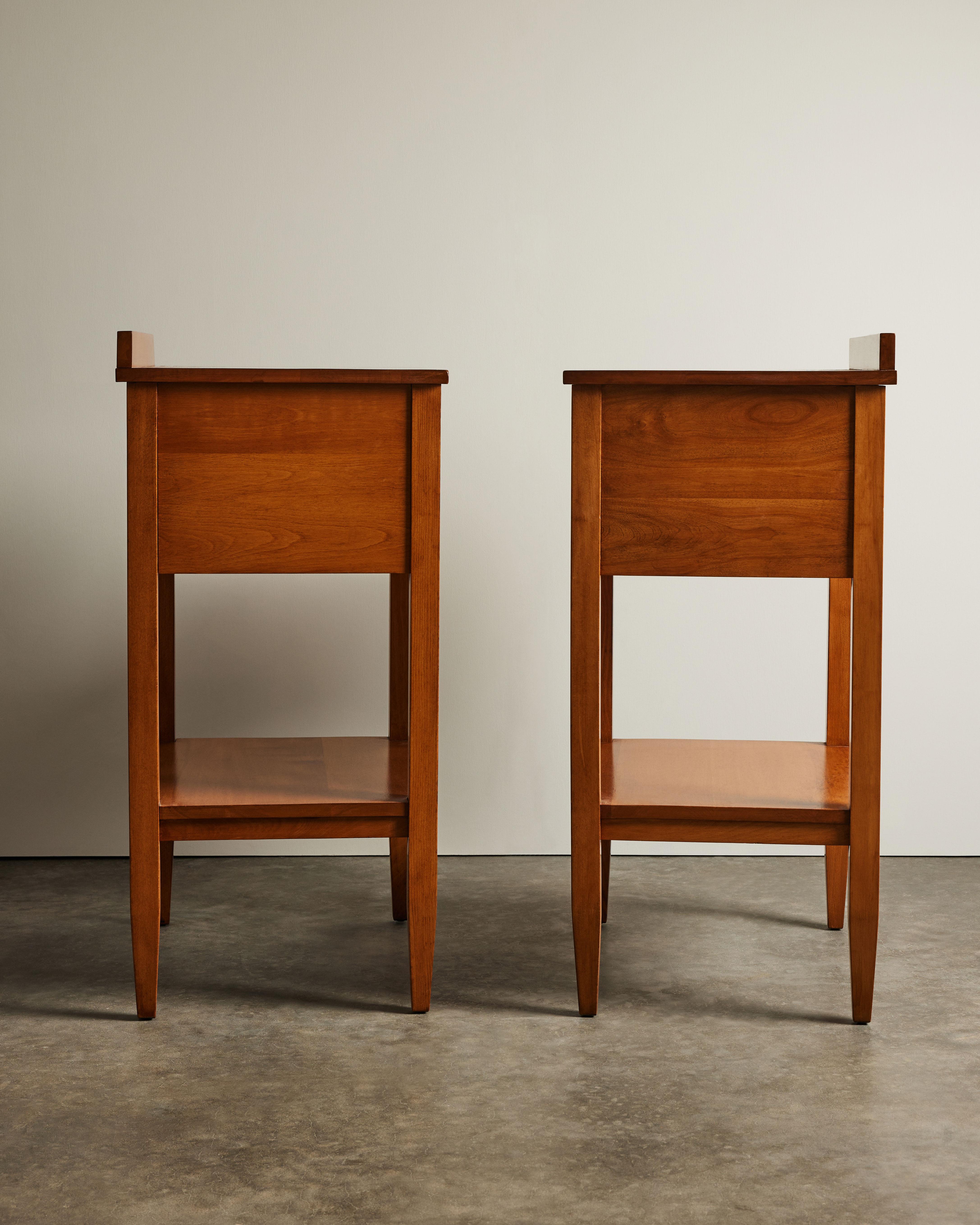 Pair of Elm End/Side/Bedside Tables by Thonet, Austria, c. 1940 in vendita 1