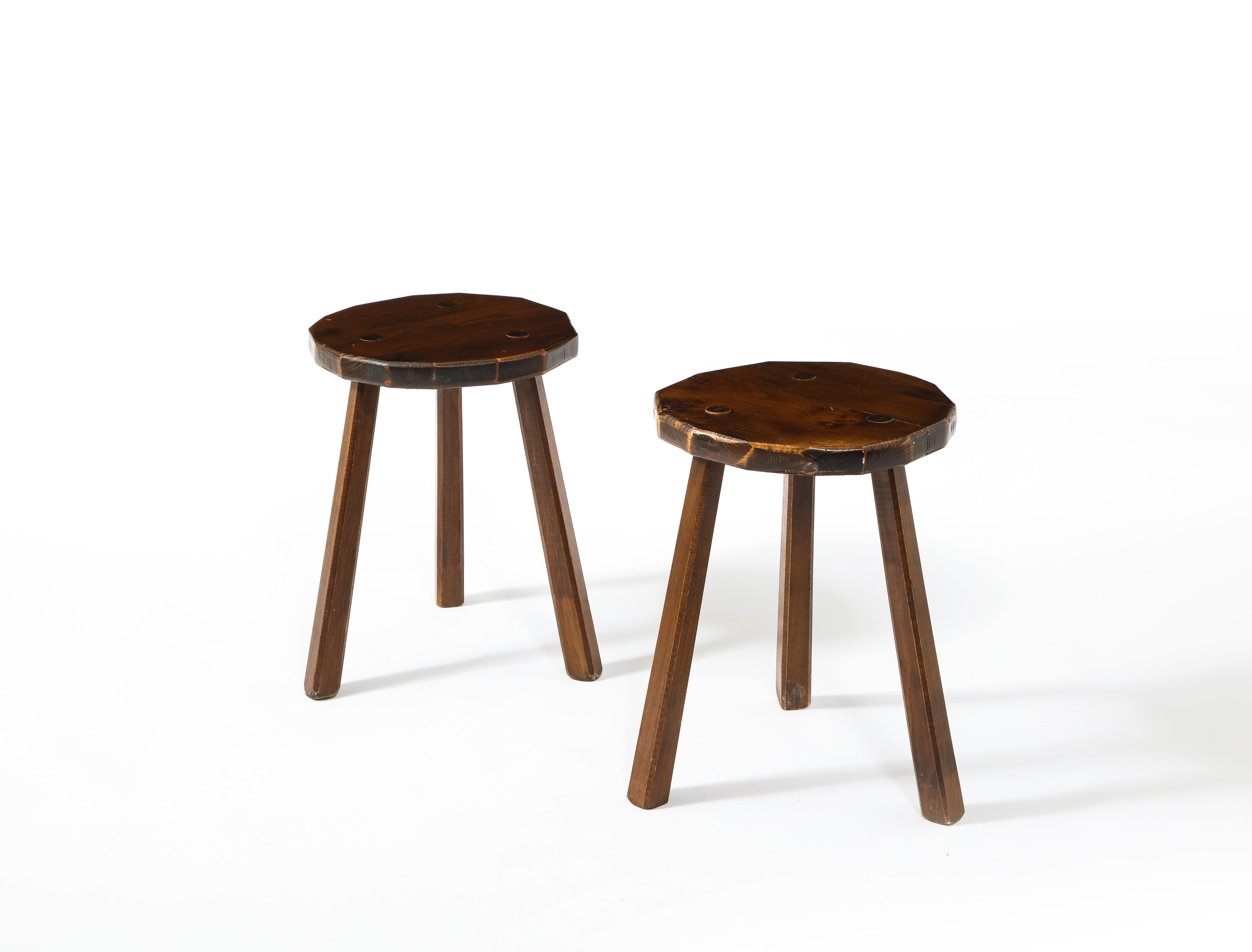 Splayed Leg Tripodal Faceted Dark Elm Stools, France 1960's In Good Condition For Sale In New York, NY