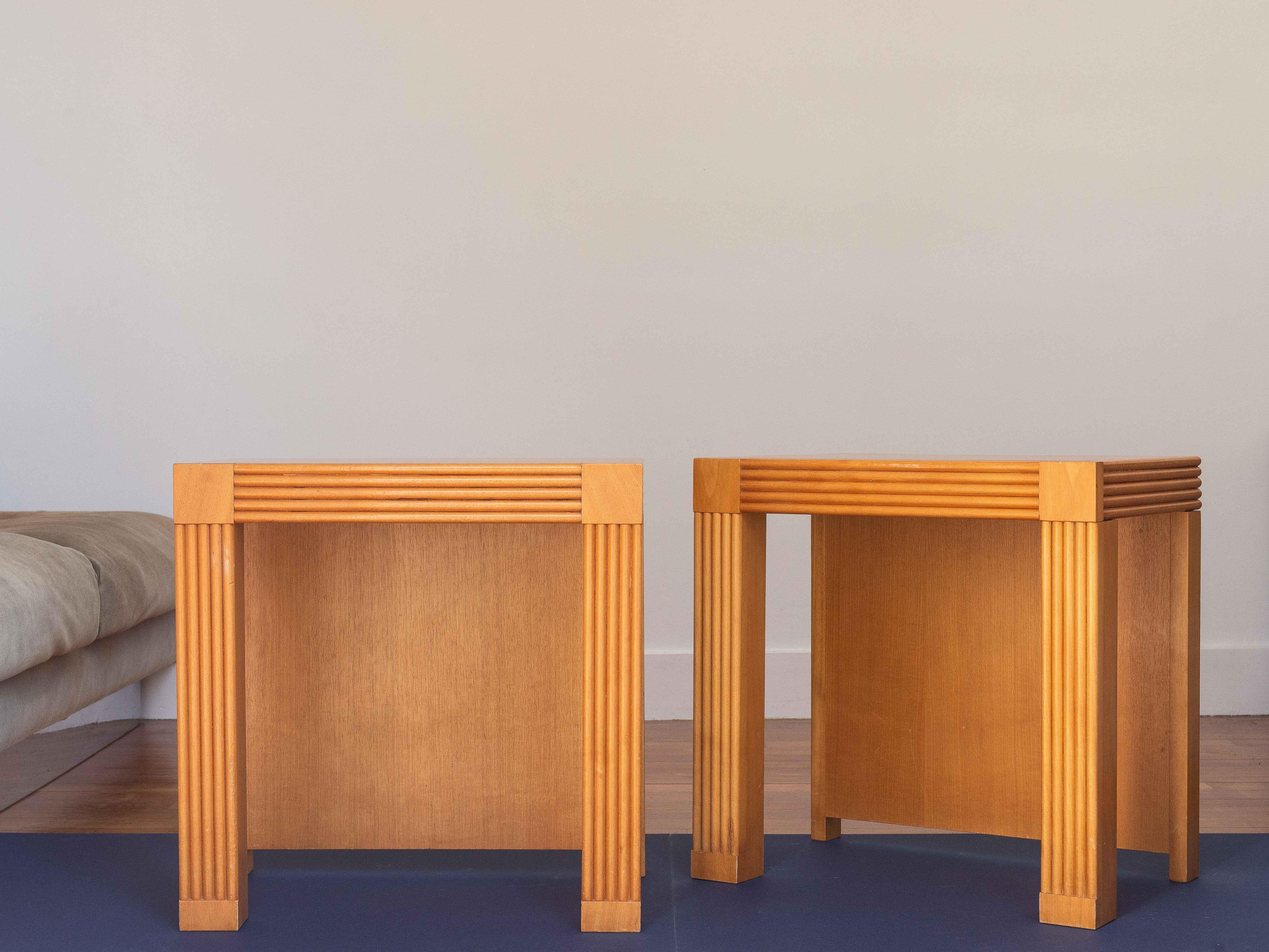 Pareja de mesas auxiliares o de noche de madera de olmo, Moderno de mediados de siglo, Francia Años 80 en venta 3