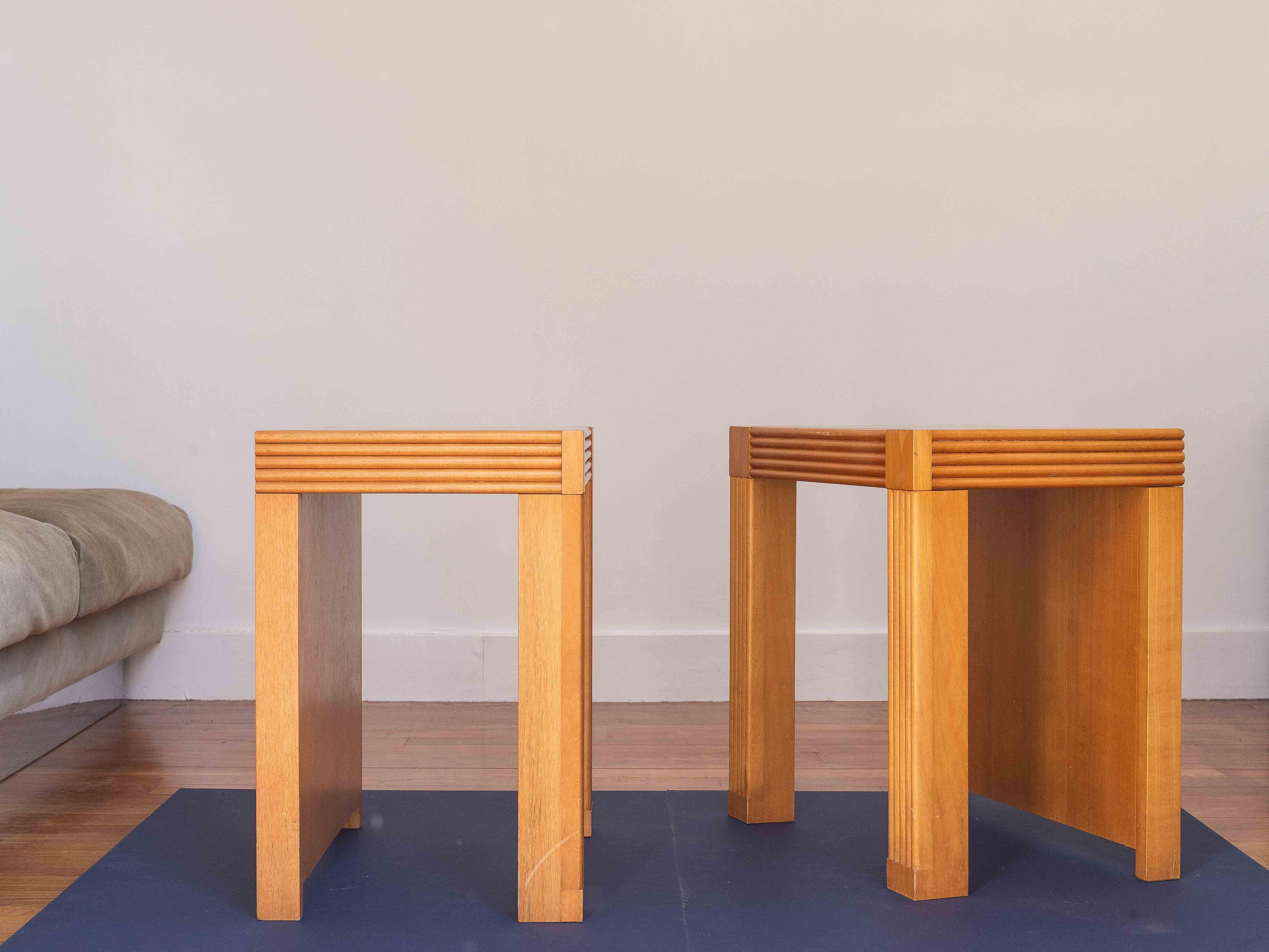 Pareja de mesas auxiliares o de noche de madera de olmo, Moderno de mediados de siglo, Francia Años 80 en venta 4