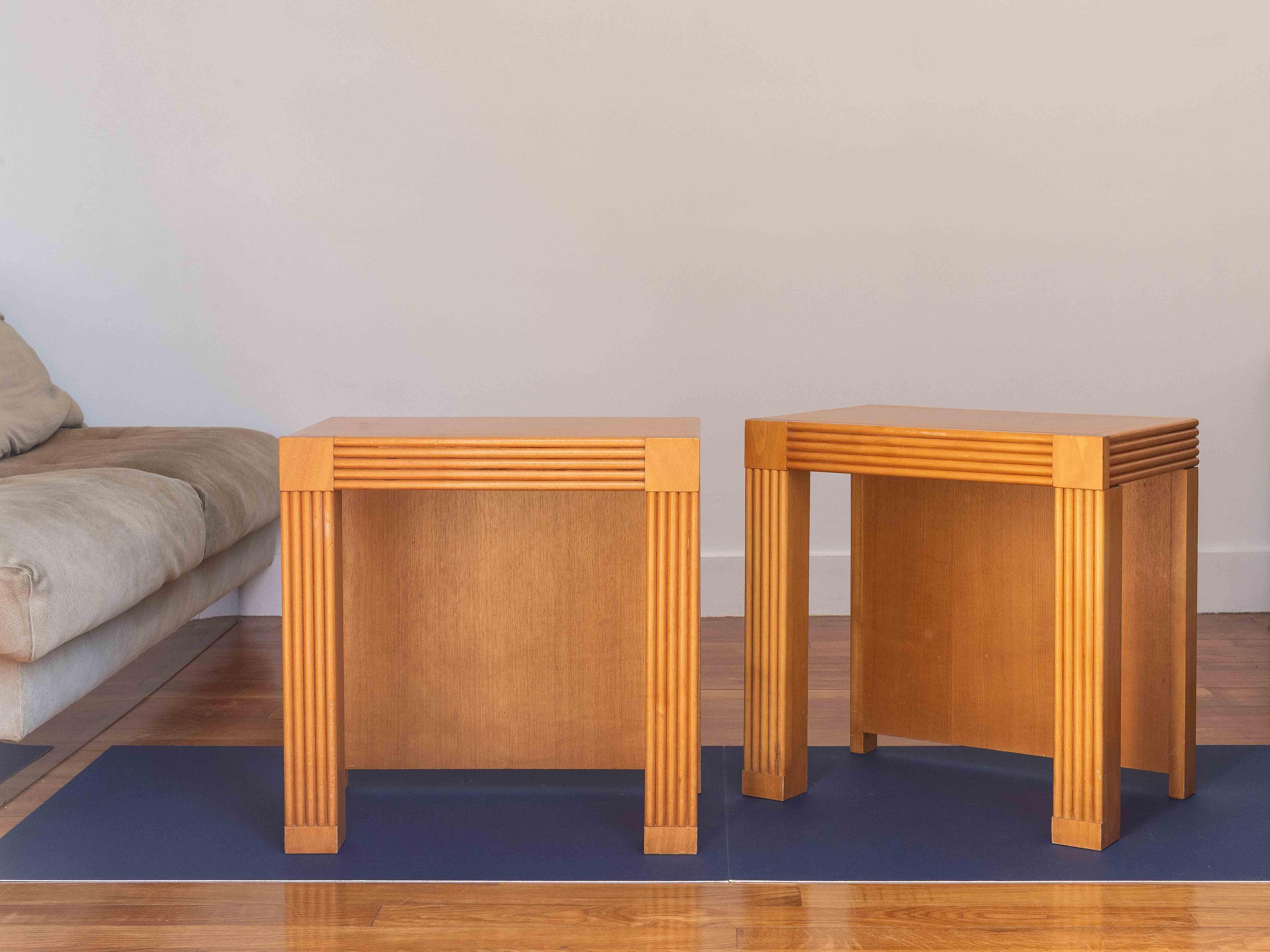 Pareja de mesas auxiliares o de noche de madera de olmo, Moderno de mediados de siglo, Francia Años 80 en venta 6