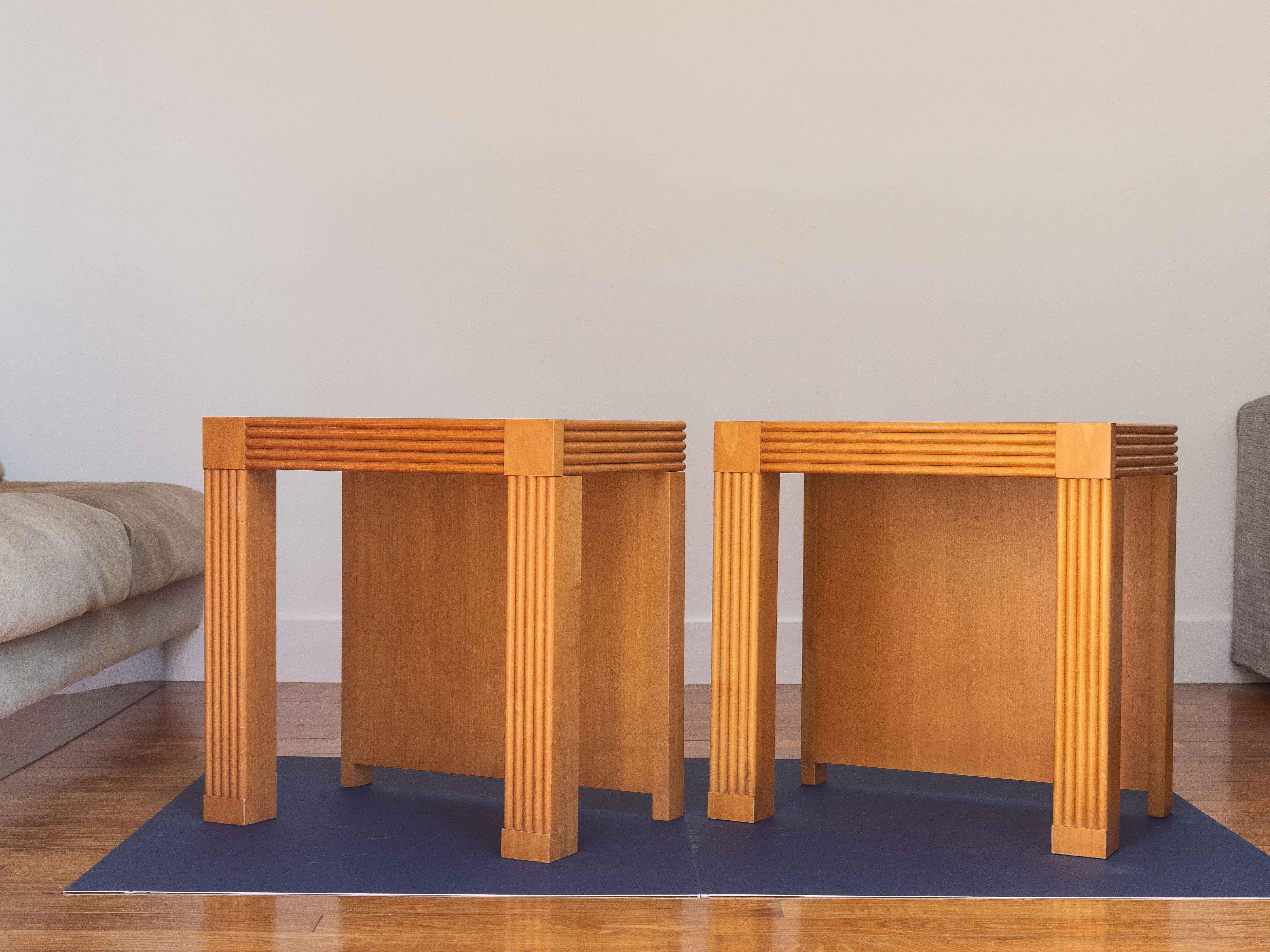 Pareja de mesillas de noche de madera de olmo, mesillas de noche modernas de mediados de siglo, años 80

¡Líneas esculturales que les confieren una presencia audaz !

Originalmente pensadas para ser utilizadas como mesillas de noche, también serían