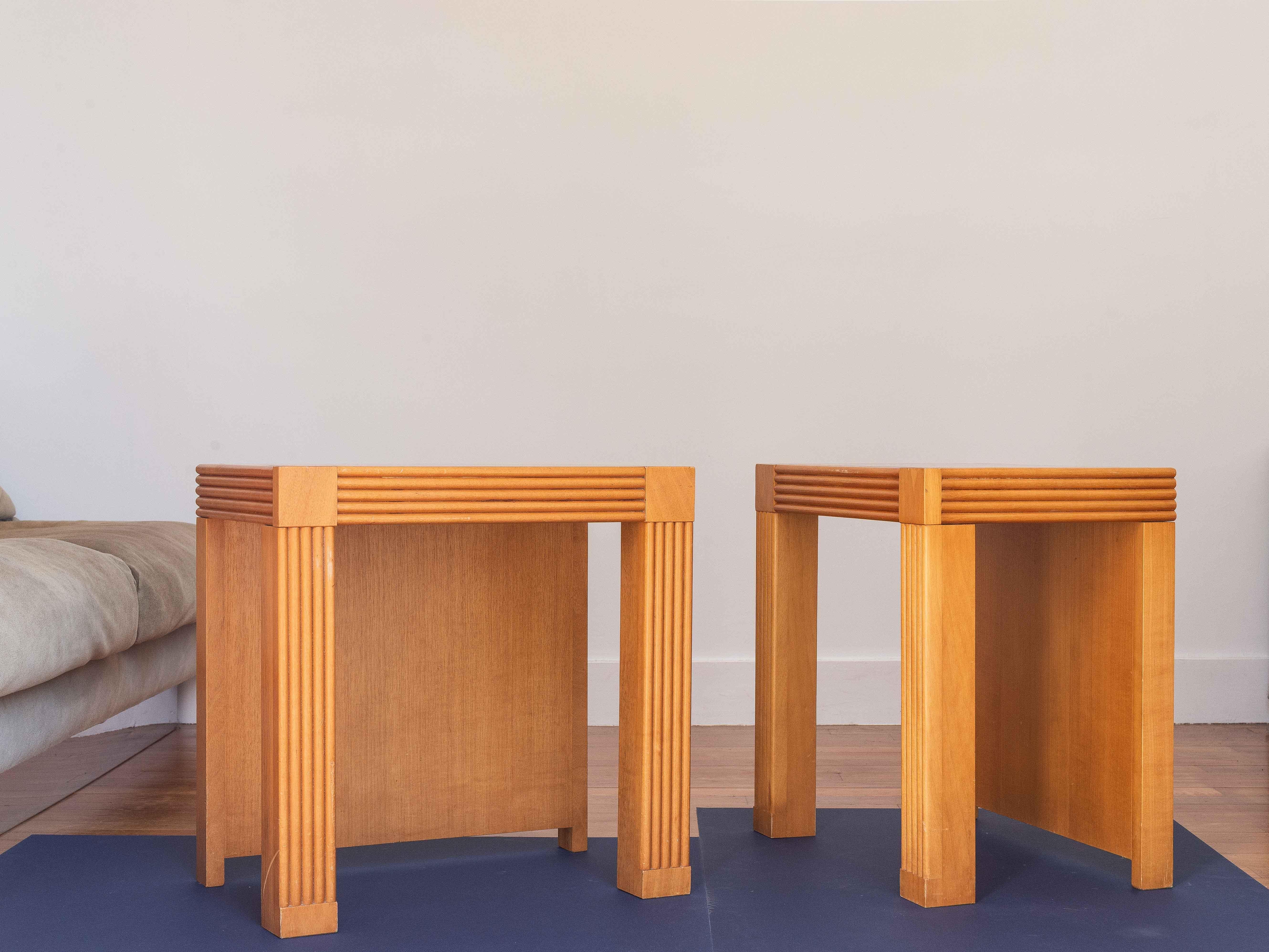 Pareja de mesas auxiliares o de noche de madera de olmo, Moderno de mediados de siglo, Francia Años 80 Francés en venta
