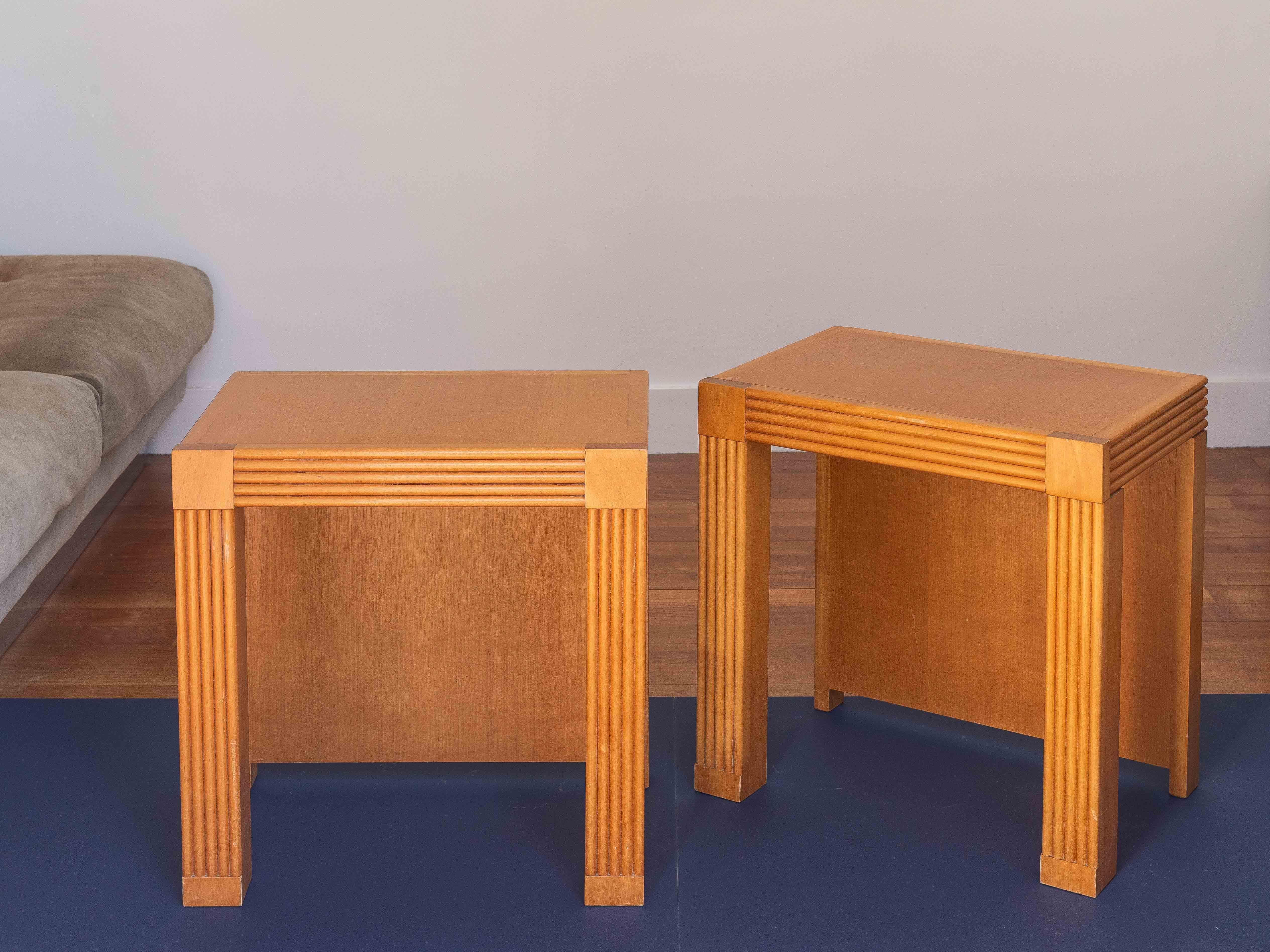 Pareja de mesas auxiliares o de noche de madera de olmo, Moderno de mediados de siglo, Francia Años 80 Tallado en venta
