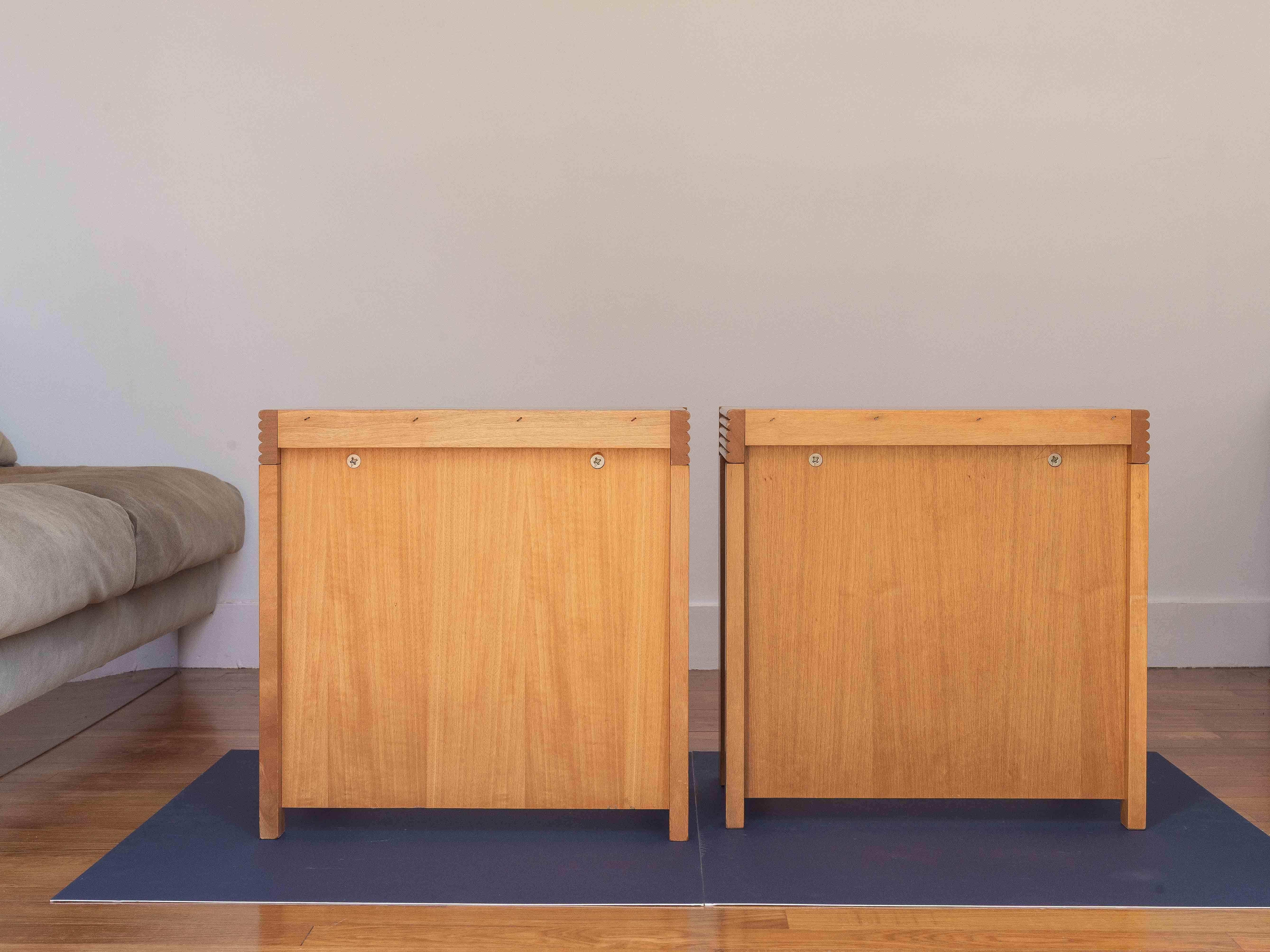 Pareja de mesas auxiliares o de noche de madera de olmo, Moderno de mediados de siglo, Francia Años 80 en Bueno estado para la venta en ROUEN, FR