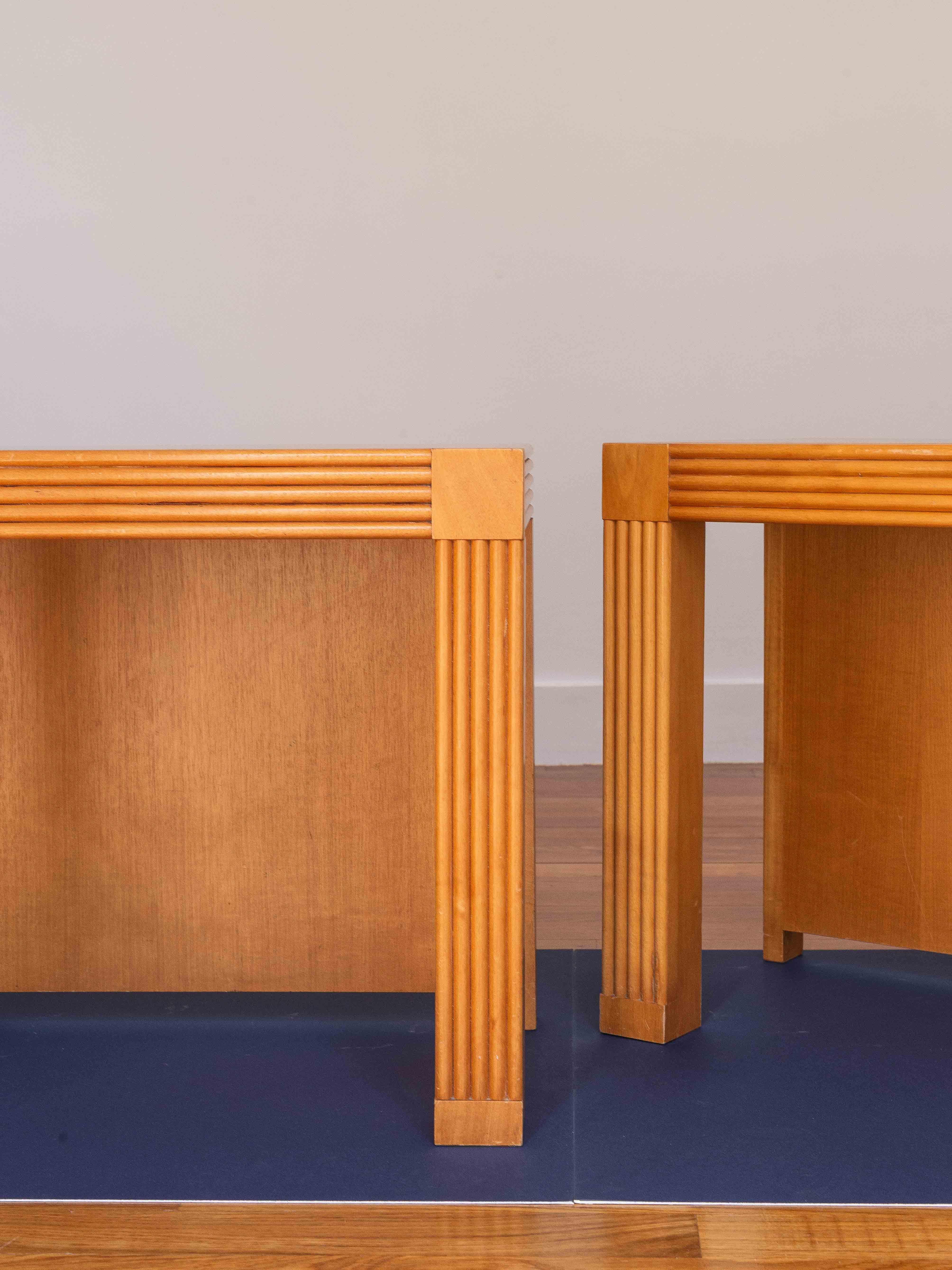 Pareja de mesas auxiliares o de noche de madera de olmo, Moderno de mediados de siglo, Francia Años 80 siglo XX en venta
