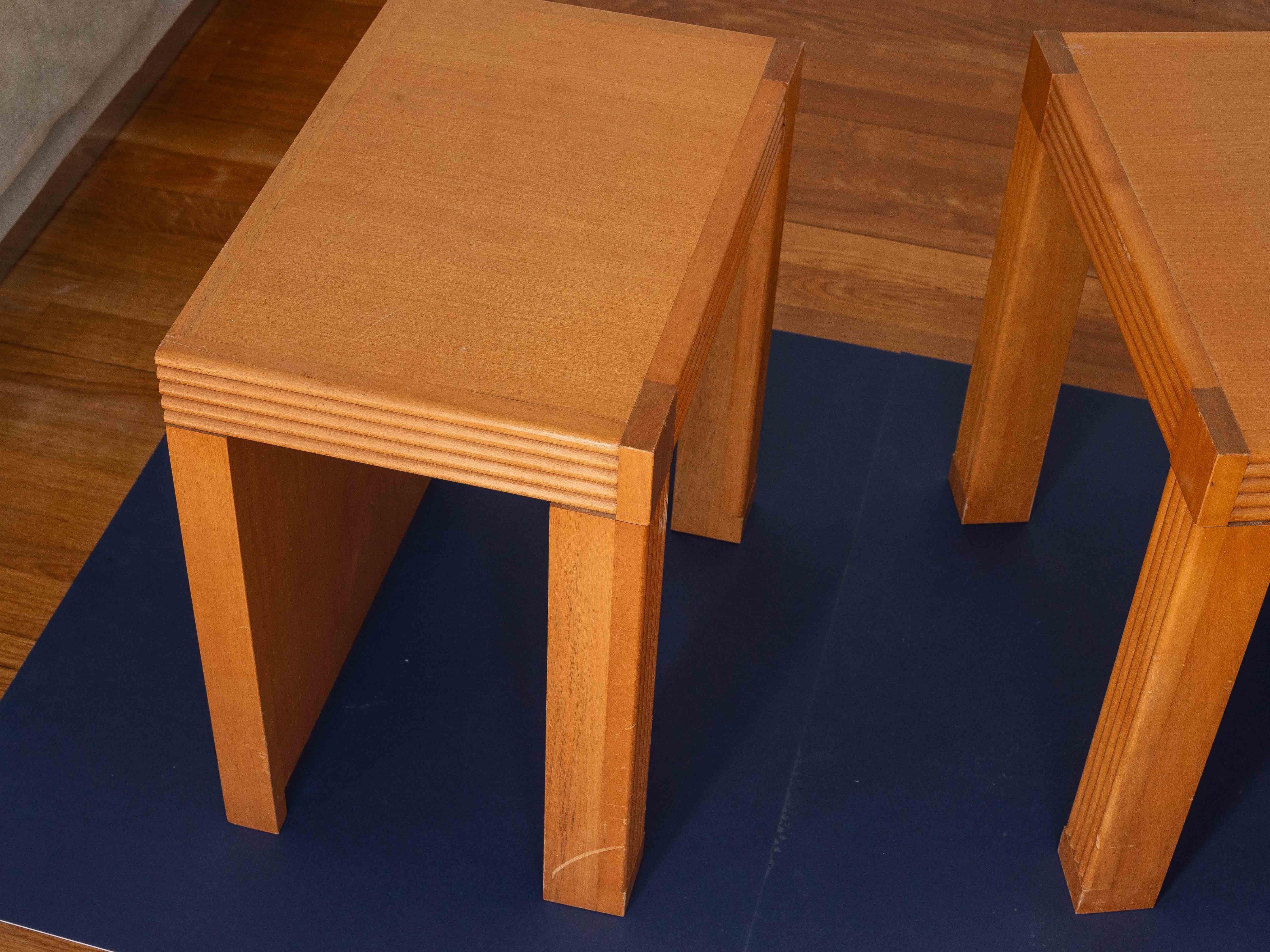 Pareja de mesas auxiliares o de noche de madera de olmo, Moderno de mediados de siglo, Francia Años 80 Madera en venta