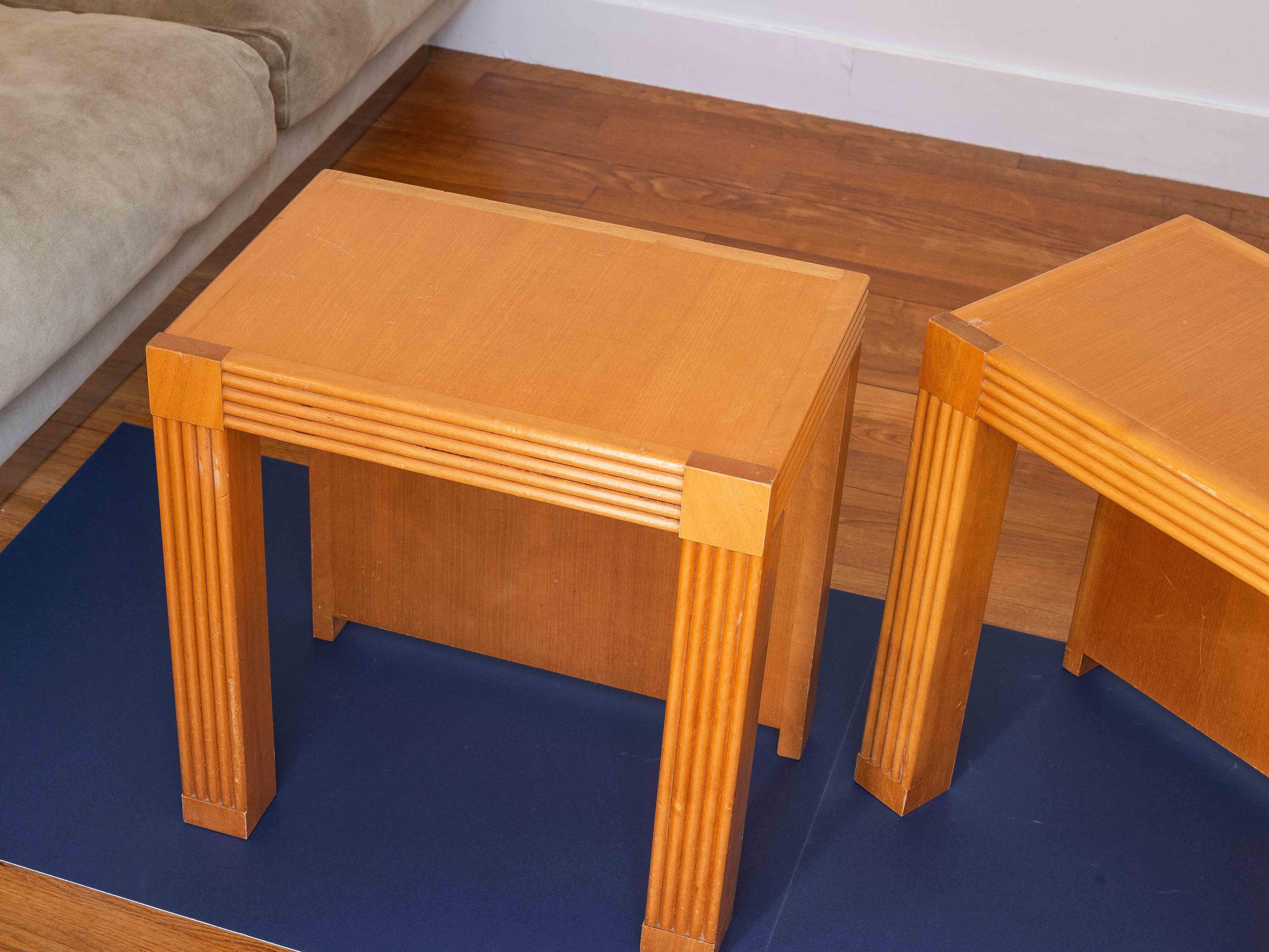 Pareja de mesas auxiliares o de noche de madera de olmo, Moderno de mediados de siglo, Francia Años 80 en venta 1