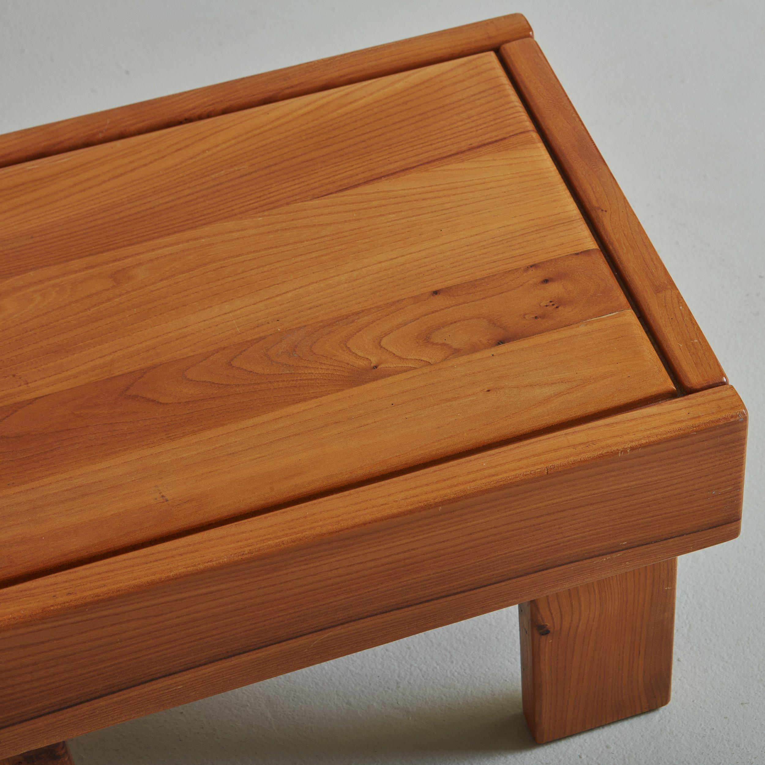 Fin du 20e siècle Paire de tables d'appoint en orme de la Maison Regain, France, années 1970