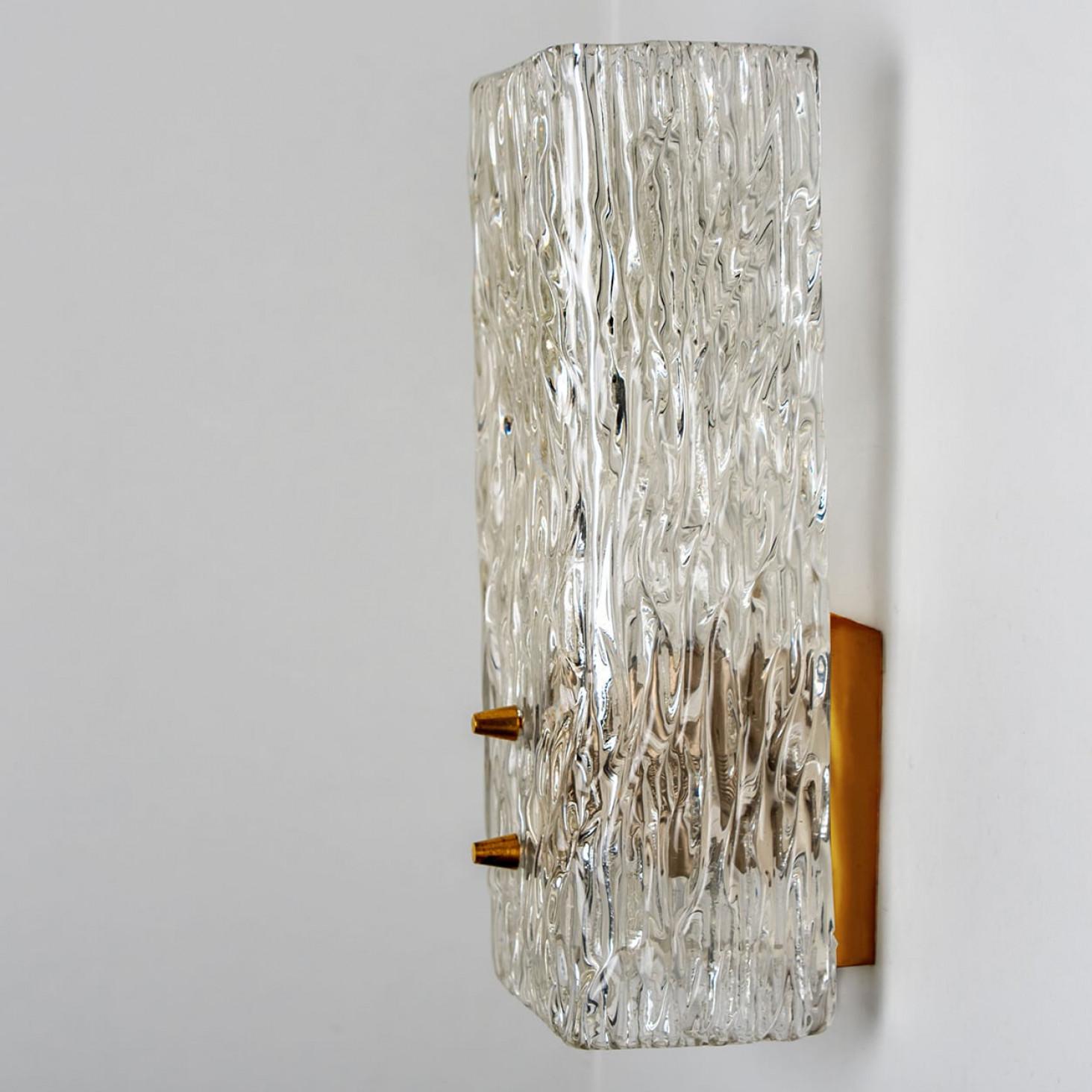 Paar langgestreckte goldfarbene Wandleuchten aus strukturiertem Glas von J.T. Kalmar, Österreich im Angebot 2