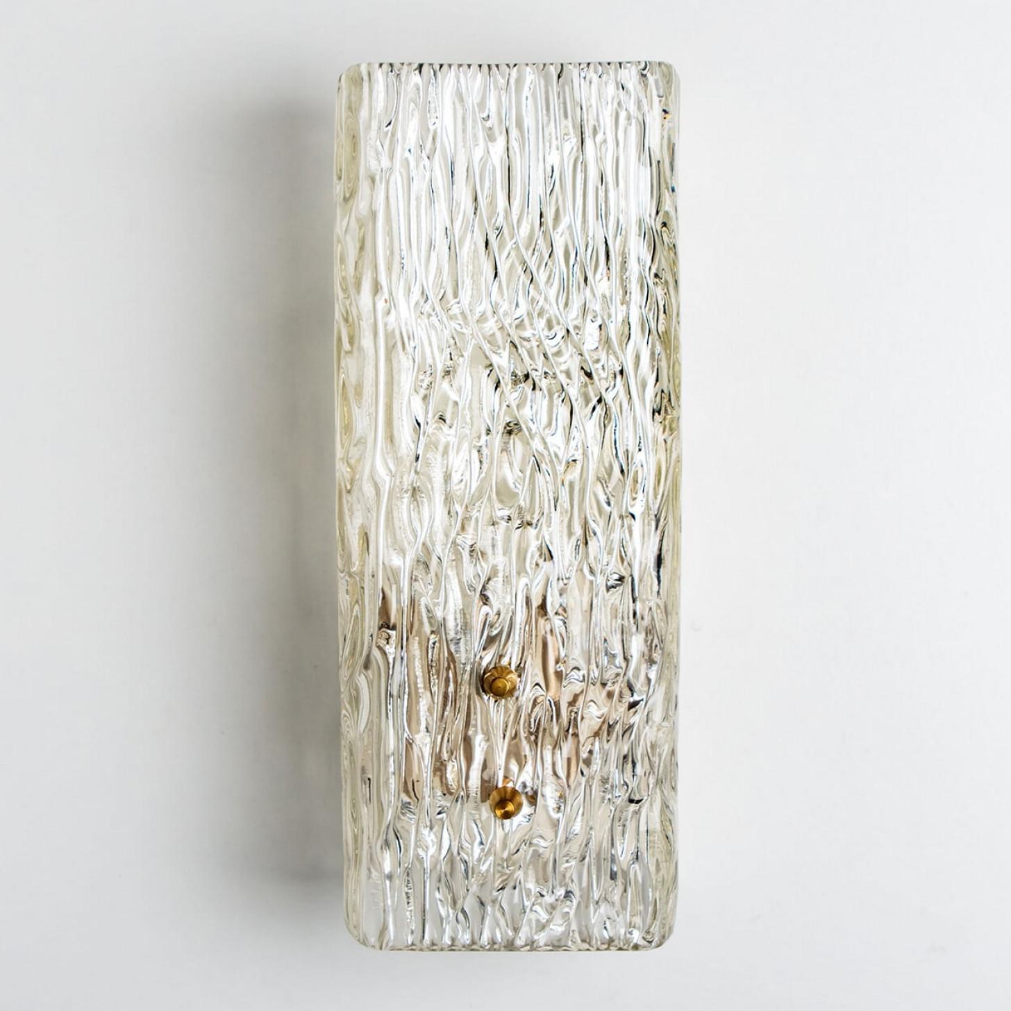Paar langgestreckte goldfarbene Wandleuchten aus strukturiertem Glas von J.T. Kalmar, Österreich im Angebot 3