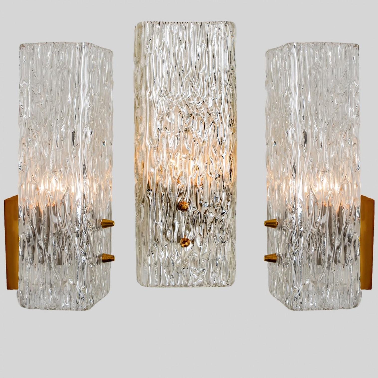 Paar langgestreckte goldfarbene Wandleuchten aus strukturiertem Glas von J.T. Kalmar, Österreich (Moderne der Mitte des Jahrhunderts) im Angebot