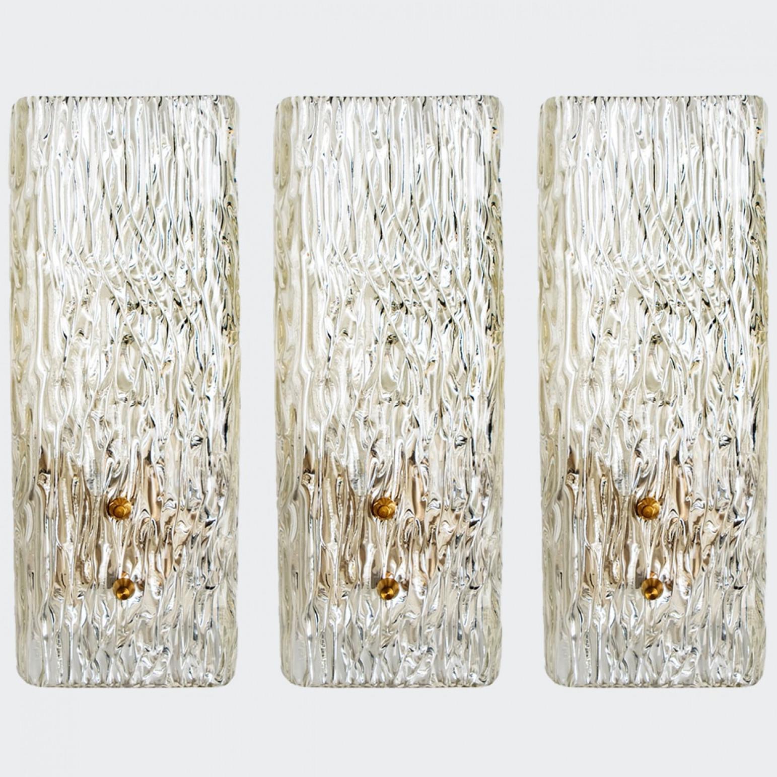 Paar langgestreckte goldfarbene Wandleuchten aus strukturiertem Glas von J.T. Kalmar, Österreich (Österreichisch) im Angebot
