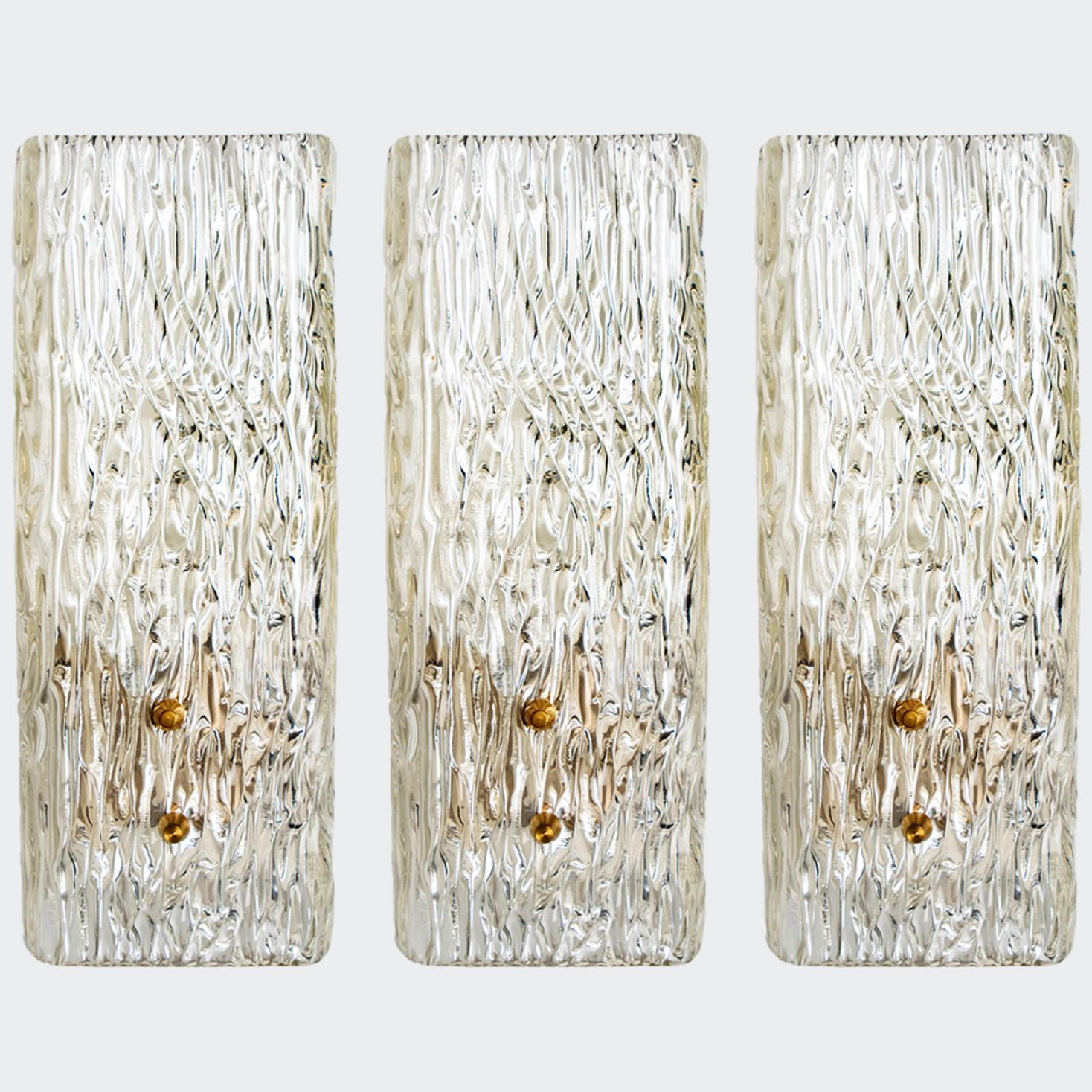 Autre Paire d'appliques allongées en verre texturé doré par J.T. Kalmar, Autriche en vente