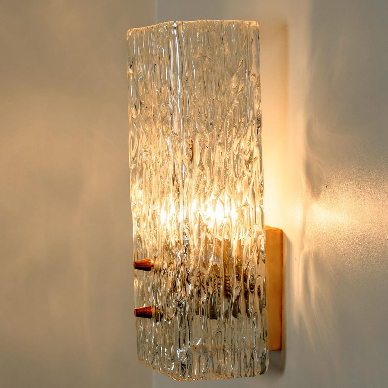 Paar langgestreckte goldfarbene Wandleuchten aus strukturiertem Glas von J.T. Kalmar, Österreich (Sonstiges) im Angebot