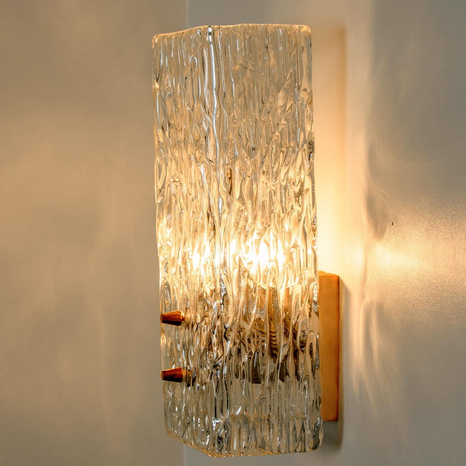 Autre Paire d'appliques allongées en verre texturé doré par J.T. Kalmar, Autriche en vente