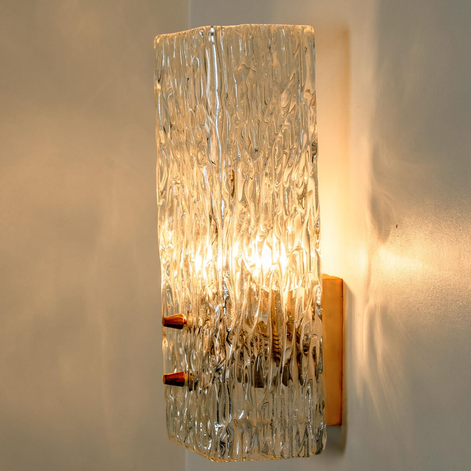 Paar langgestreckte goldfarbene Wandleuchten aus strukturiertem Glas von J.T. Kalmar, Österreich im Zustand „Gut“ im Angebot in Rijssen, NL