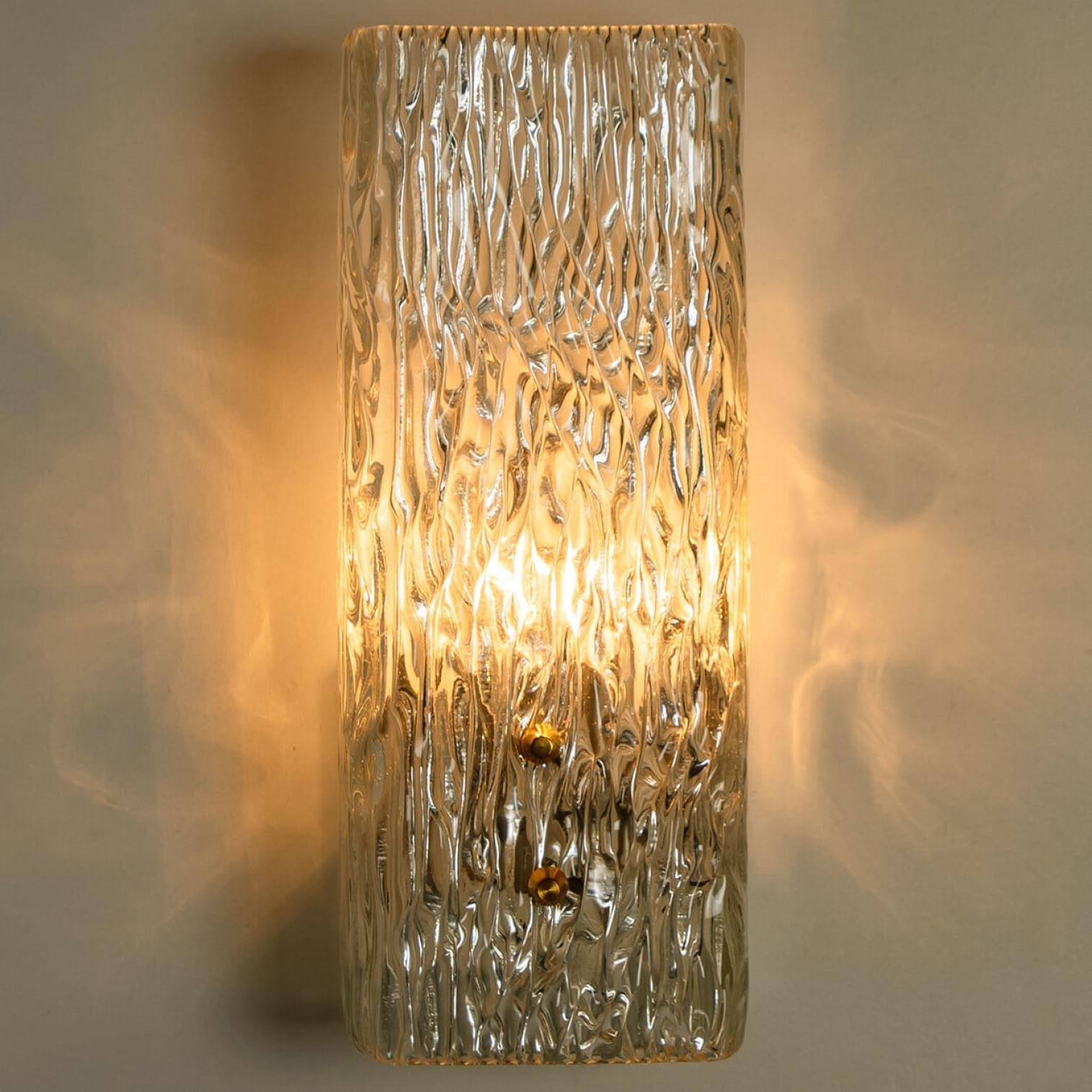Paar langgestreckte goldfarbene Wandleuchten aus strukturiertem Glas von J.T. Kalmar, Österreich im Zustand „Gut“ im Angebot in Rijssen, NL