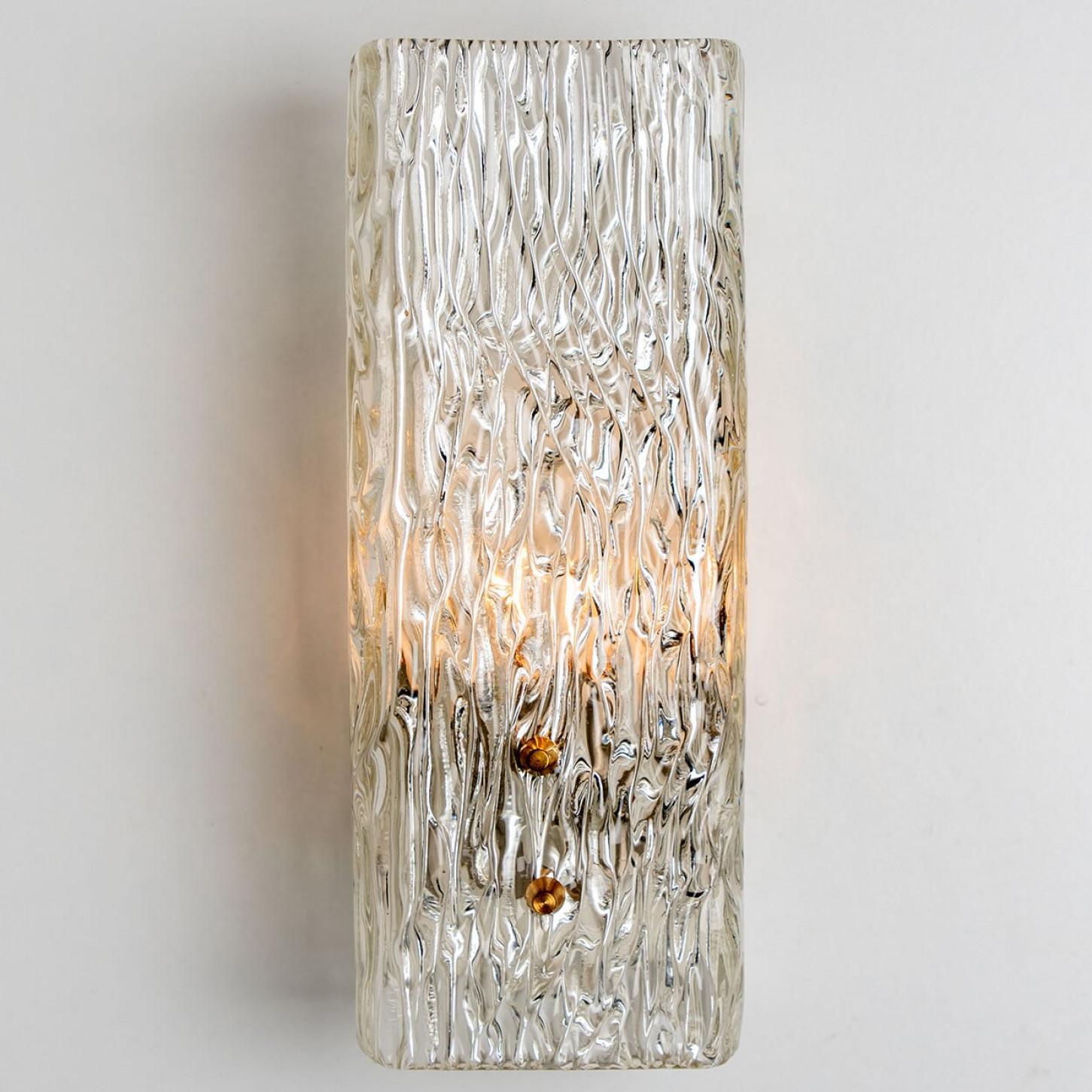 Paar langgestreckte goldfarbene Wandleuchten aus strukturiertem Glas von J.T. Kalmar, Österreich (Mitte des 20. Jahrhunderts) im Angebot