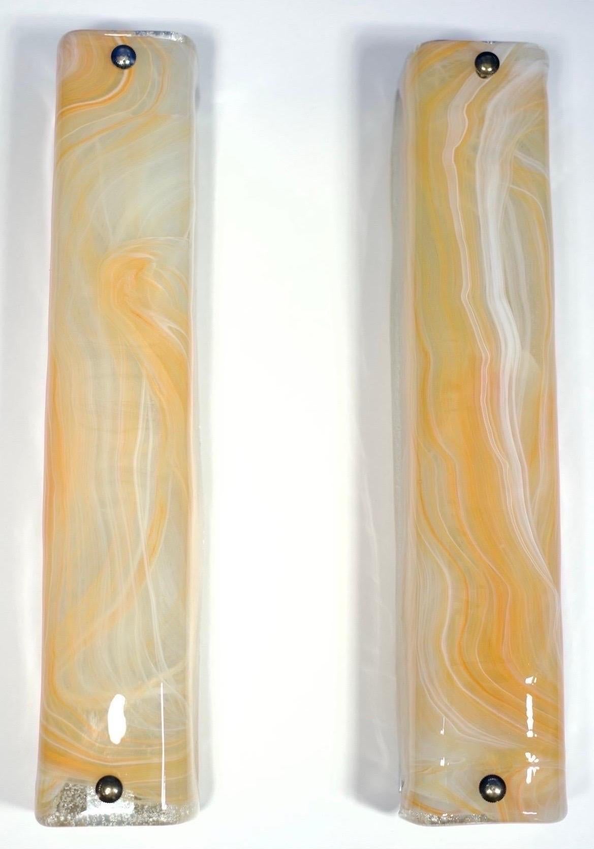 Paar Kalmar Wandleuchten Bend Glas auf weißem Metallrahmen, Österreich 1970. Ein Paar lange, schlichte und elegante Wandleuchten von Kalmar  1960er Jahre weiß emaillierte Rückwände, weiße Ober- und Unterteile und ein Stück dicker, warmtoniger,