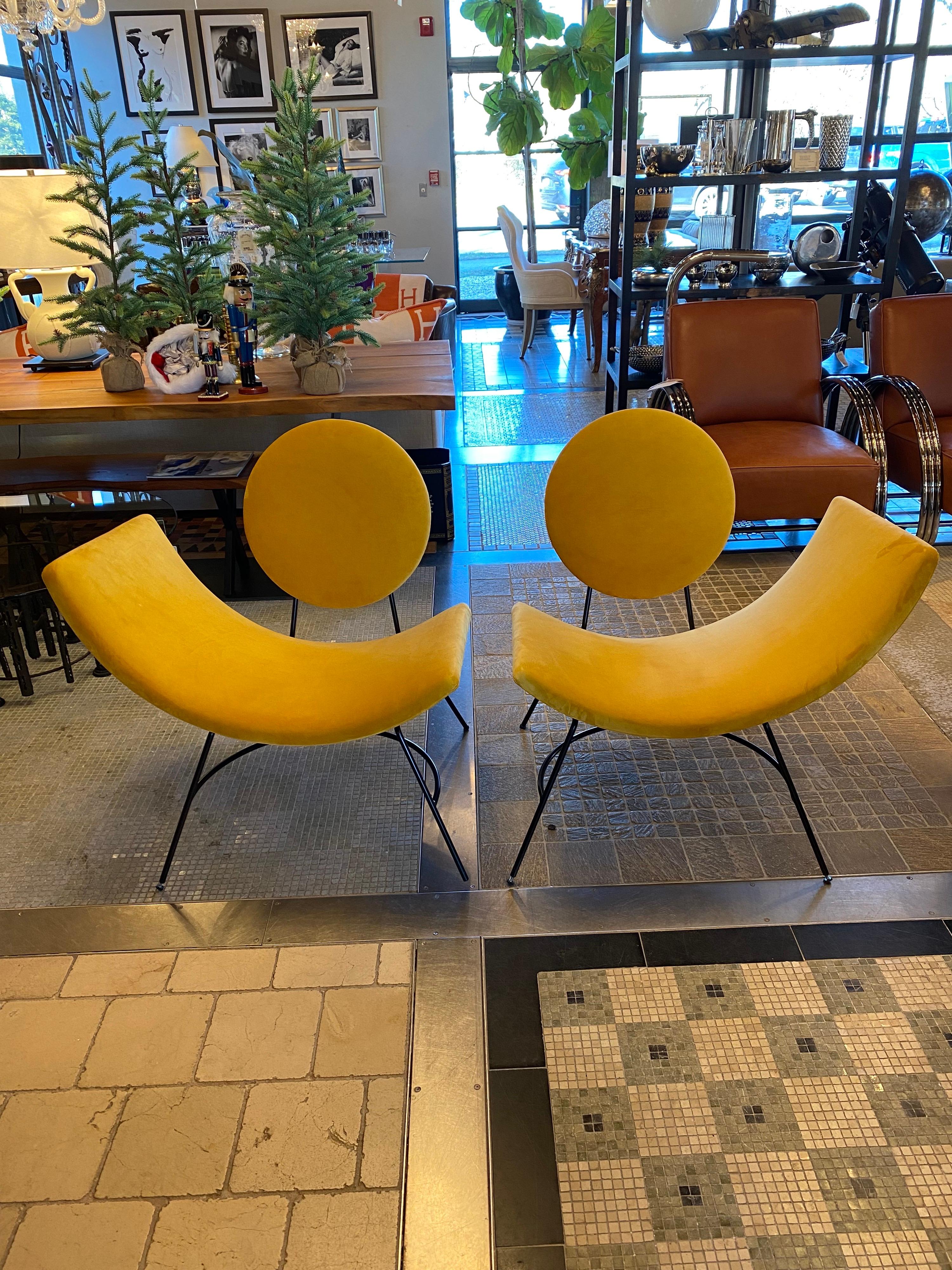 Ein Paar Elroy-Stühle rechts und links von Mitchell Gold + Bob Williams im Zustand „Gut“ im Angebot in Bridgehampton, NY