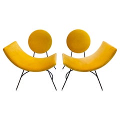Ein Paar Elroy-Stühle rechts und links von Mitchell Gold + Bob Williams