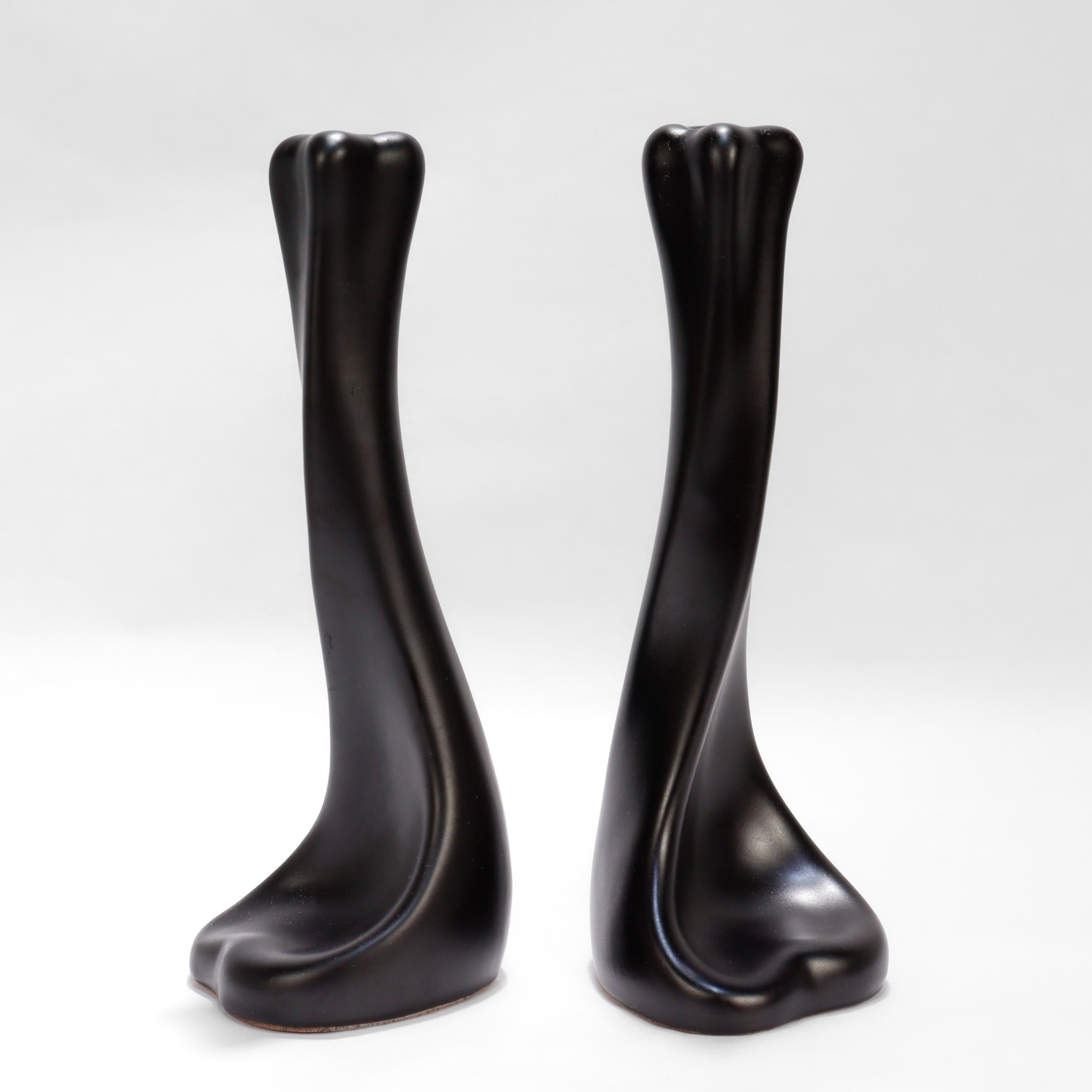 Una coppia di raffinati portacandele firmati.

In ceramica smaltata nera.

Di Elsa Peretti for Tiffany & Co.

Dalla serie 