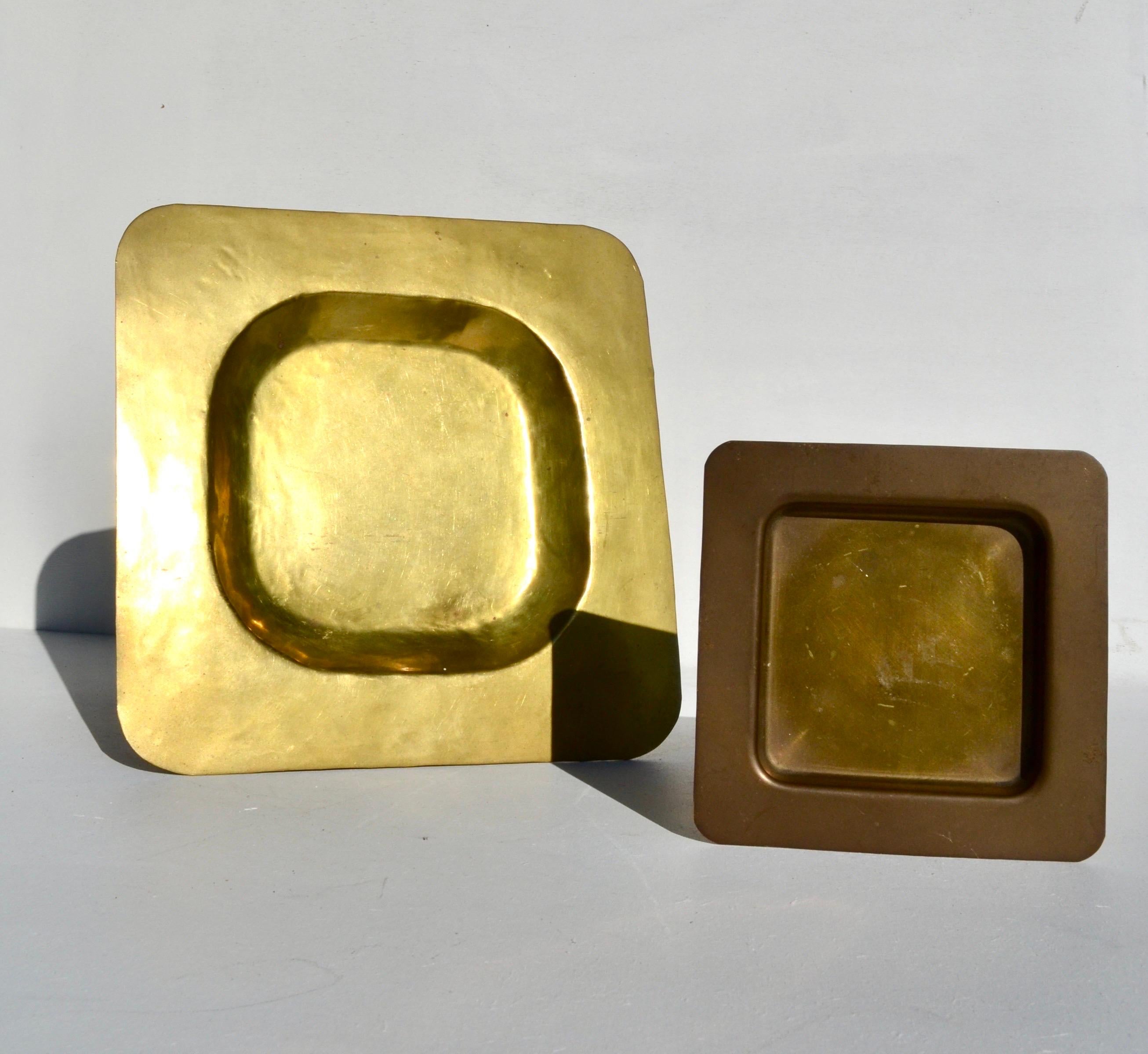 Elegant pair of hand-crafted brass trays, a refined example of French dinanderie work from the 1970s.
Each piece features a softly geometric form with rounded edges and a beautifully aged golden patina, highlighting the artisanal hammering and